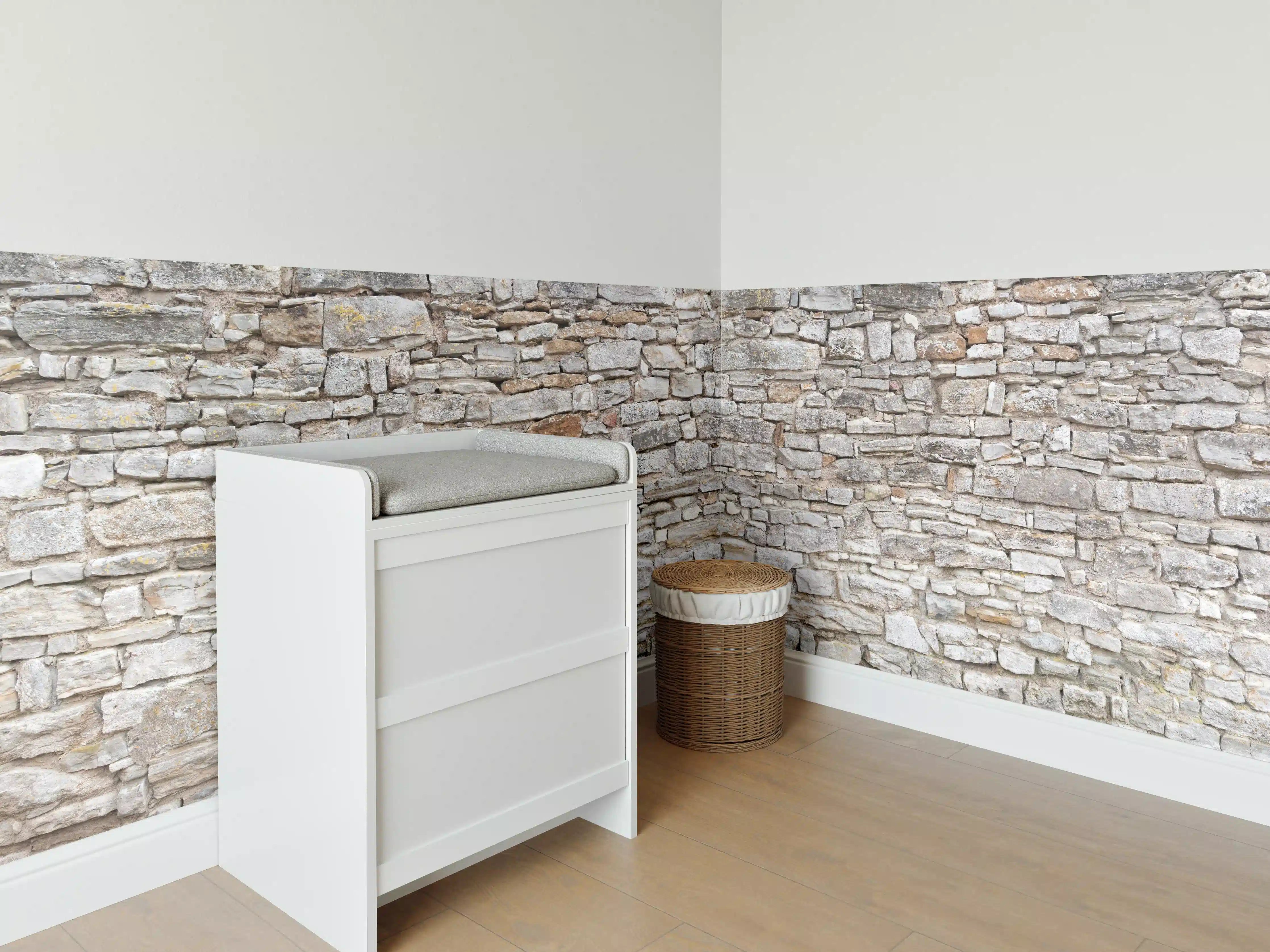 Babyzimmer Wandgestaltung - Gräuliche alte Mauer aus groben Steinen