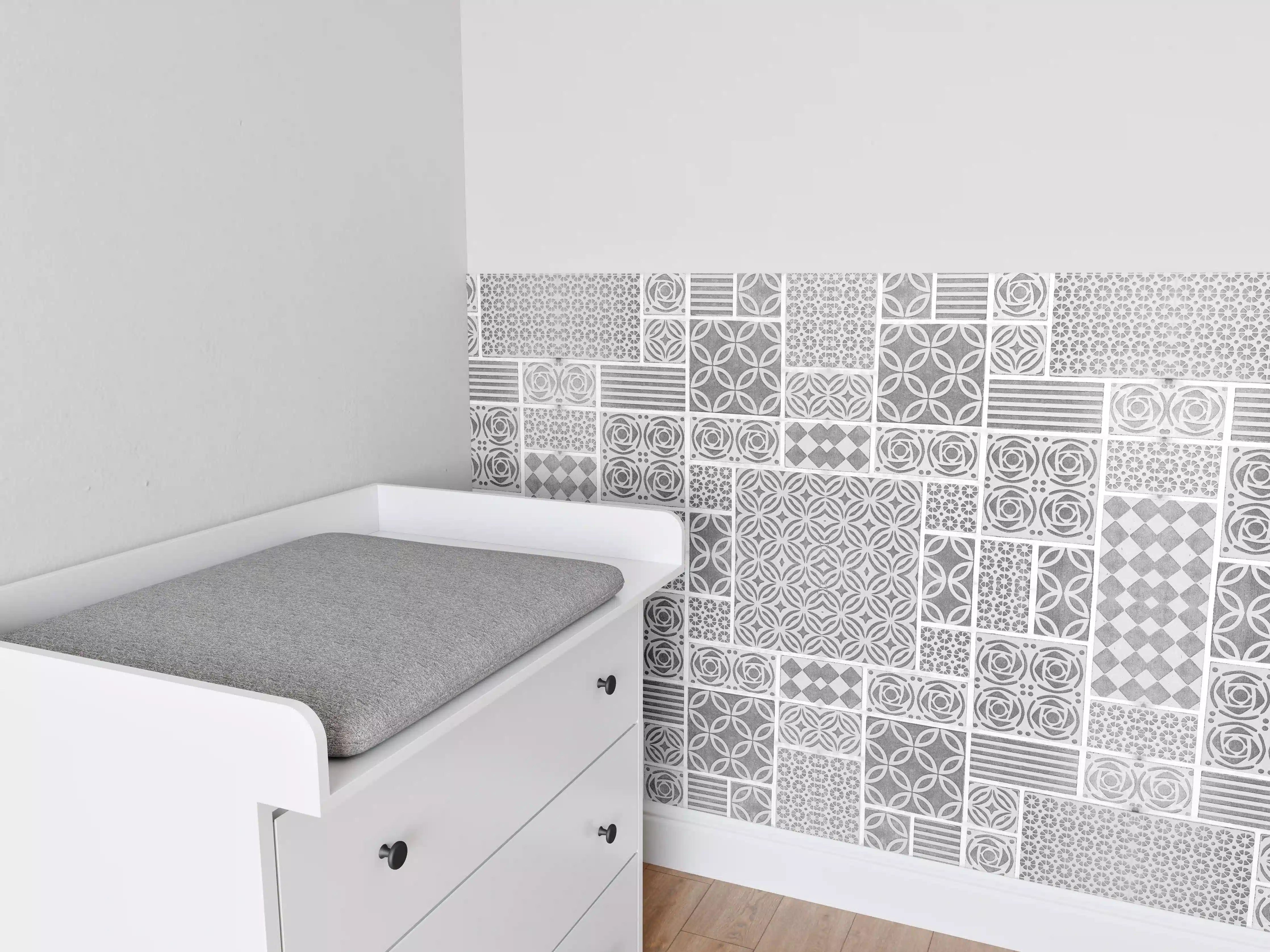 Babyzimmer Wandgestaltung - Gräuliche geometrische Fliesen