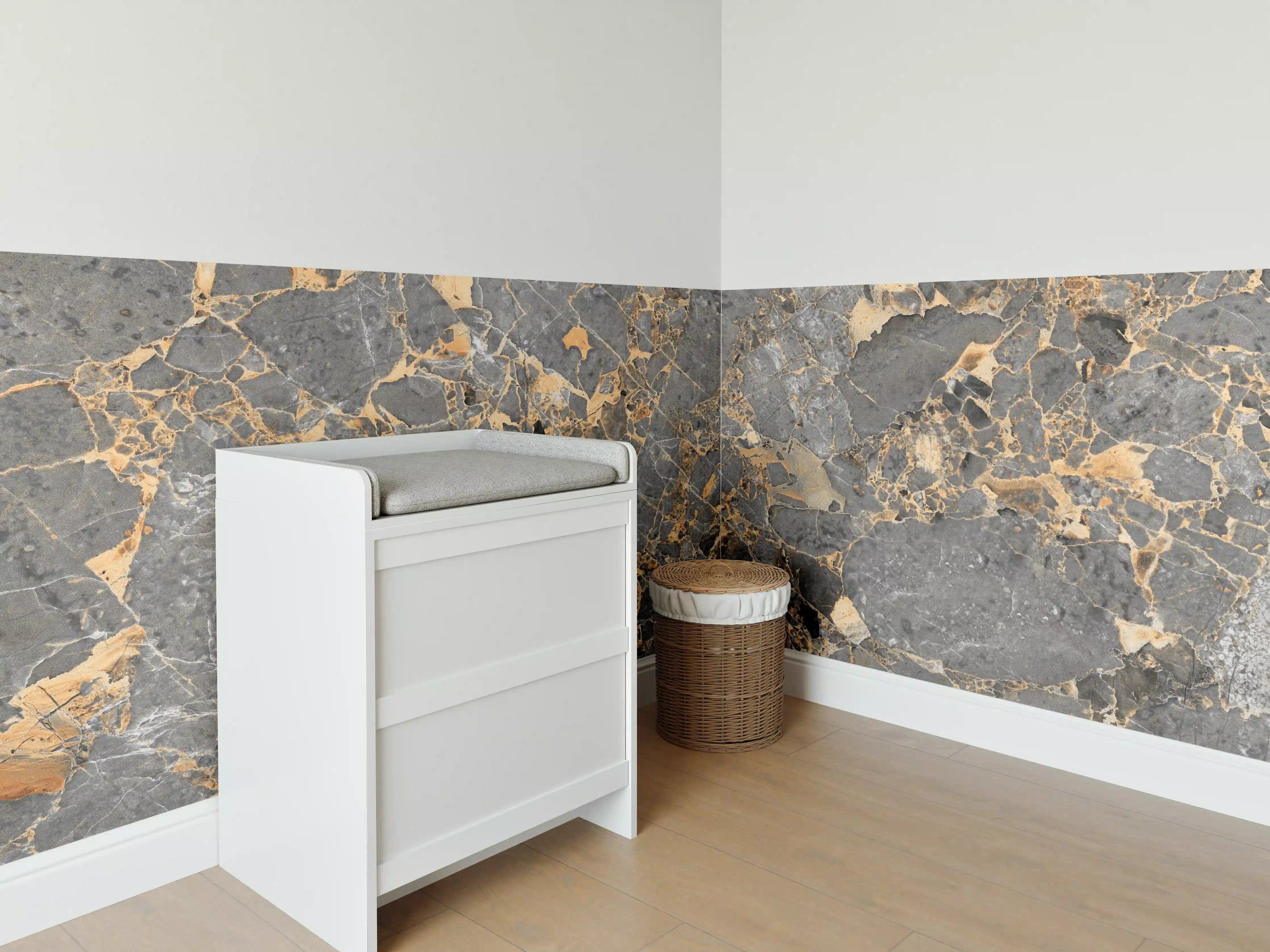 Babyzimmer Wandgestaltung - Gräulicher Marmor mit goldenen Adern