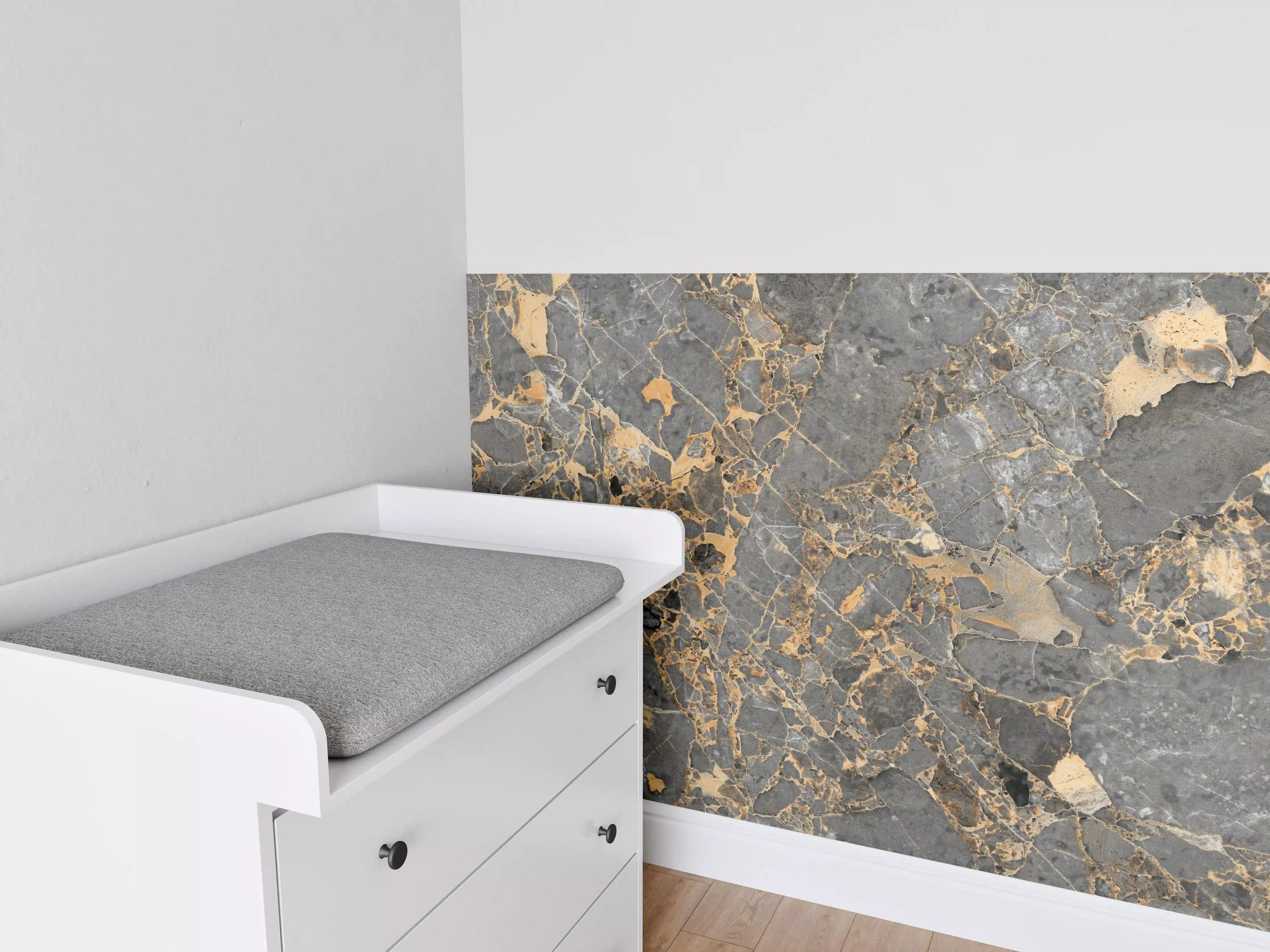 Babyzimmer Wandgestaltung - Gräulicher Marmor mit goldenen Adern