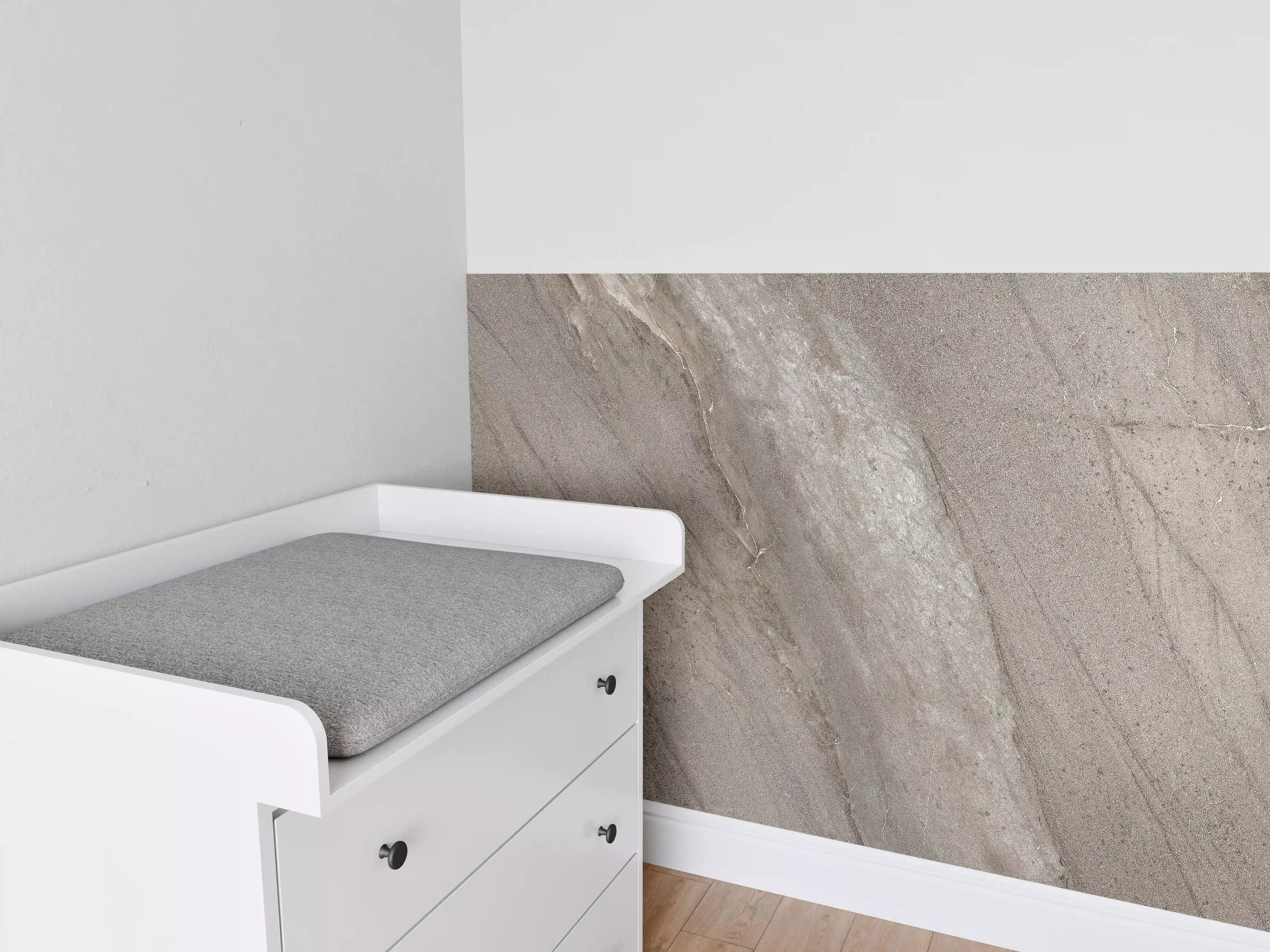 Babyzimmer Wandgestaltung - Gräulicher rissiger Tonstein