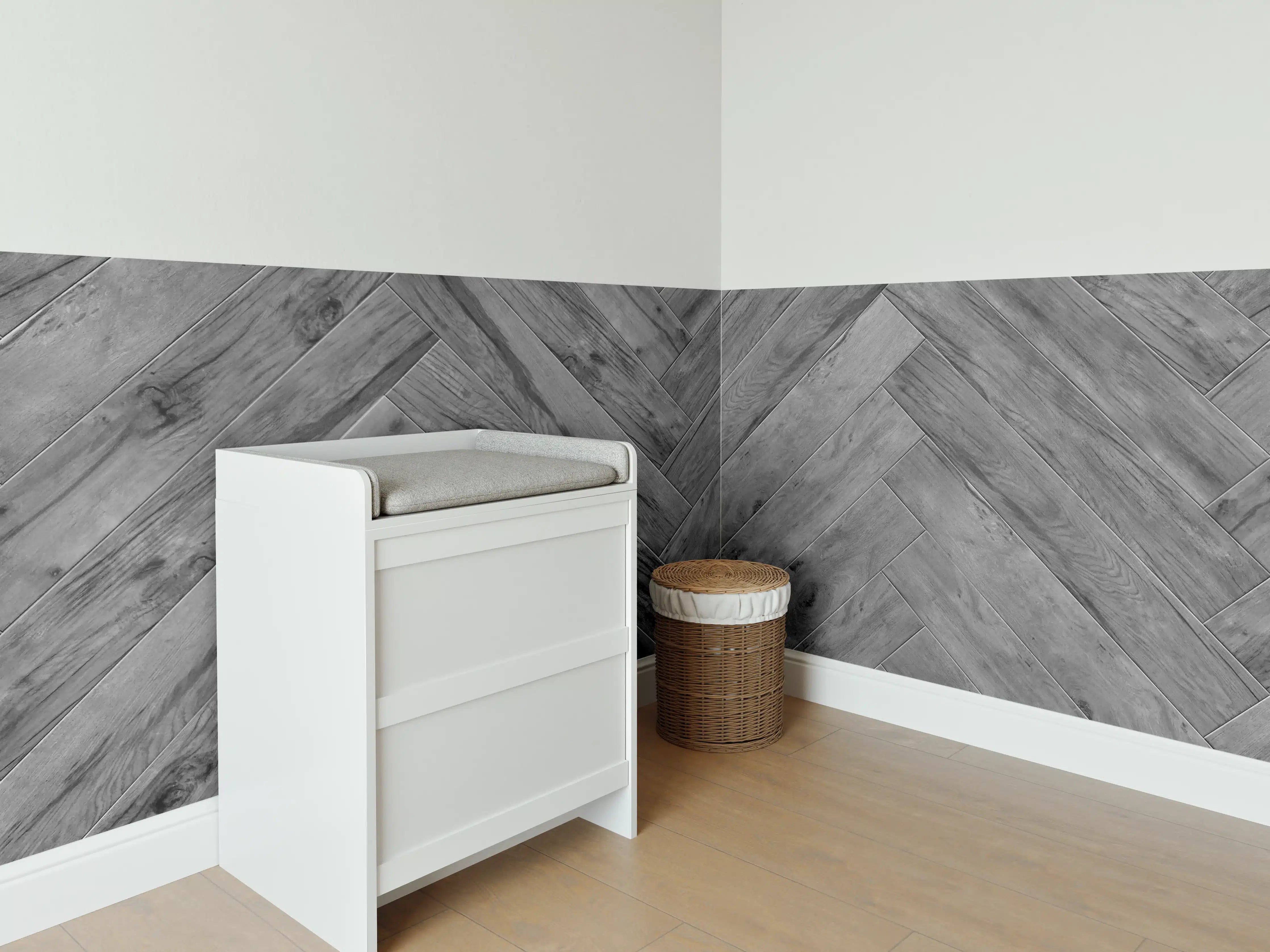 Babyzimmer Wandgestaltung - Gräuliches Holzparkett mit Fischgrätenmuster