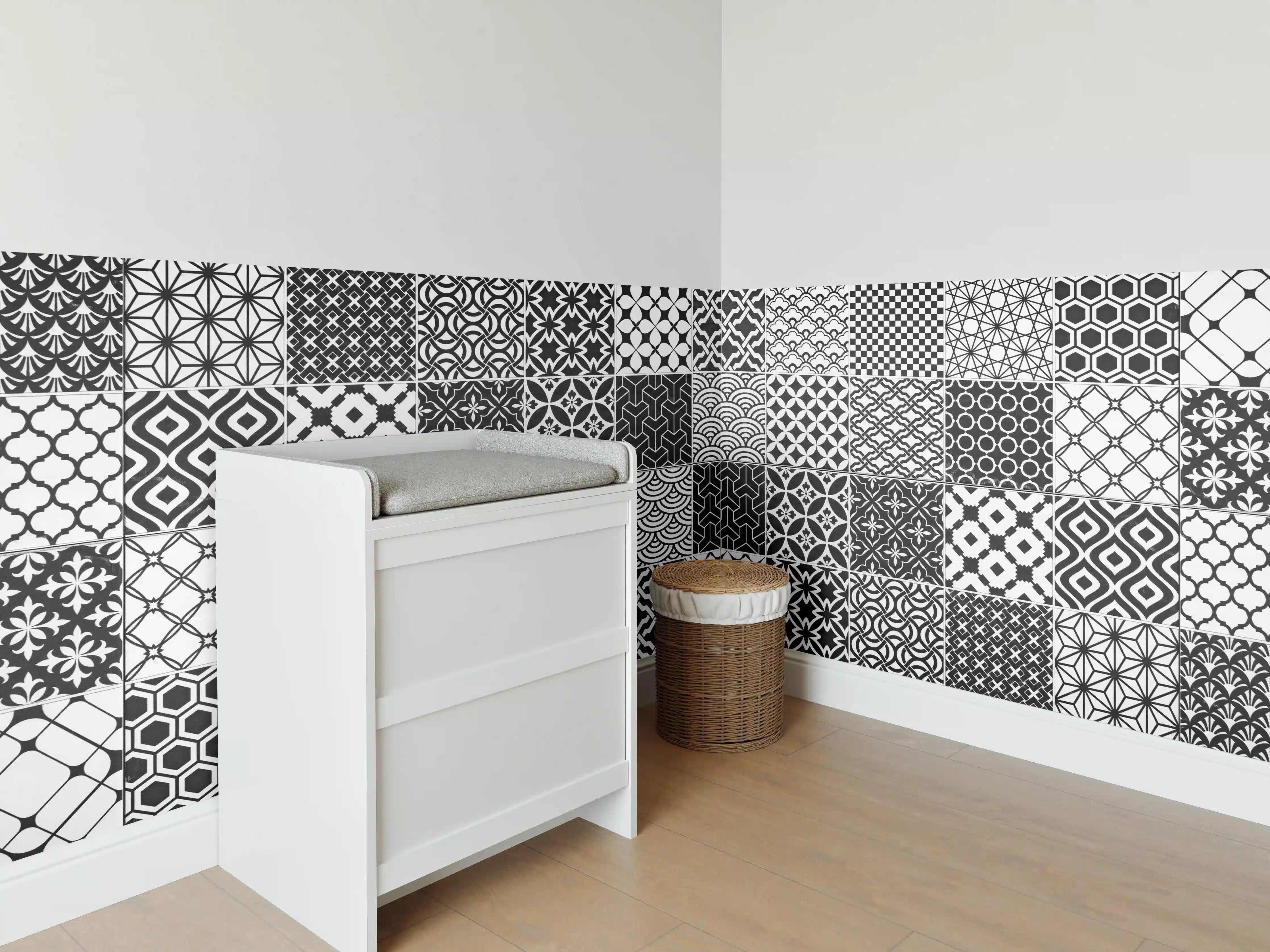 Babyzimmer Wandgestaltung - Grau-Weiß geometrisch Mosaik