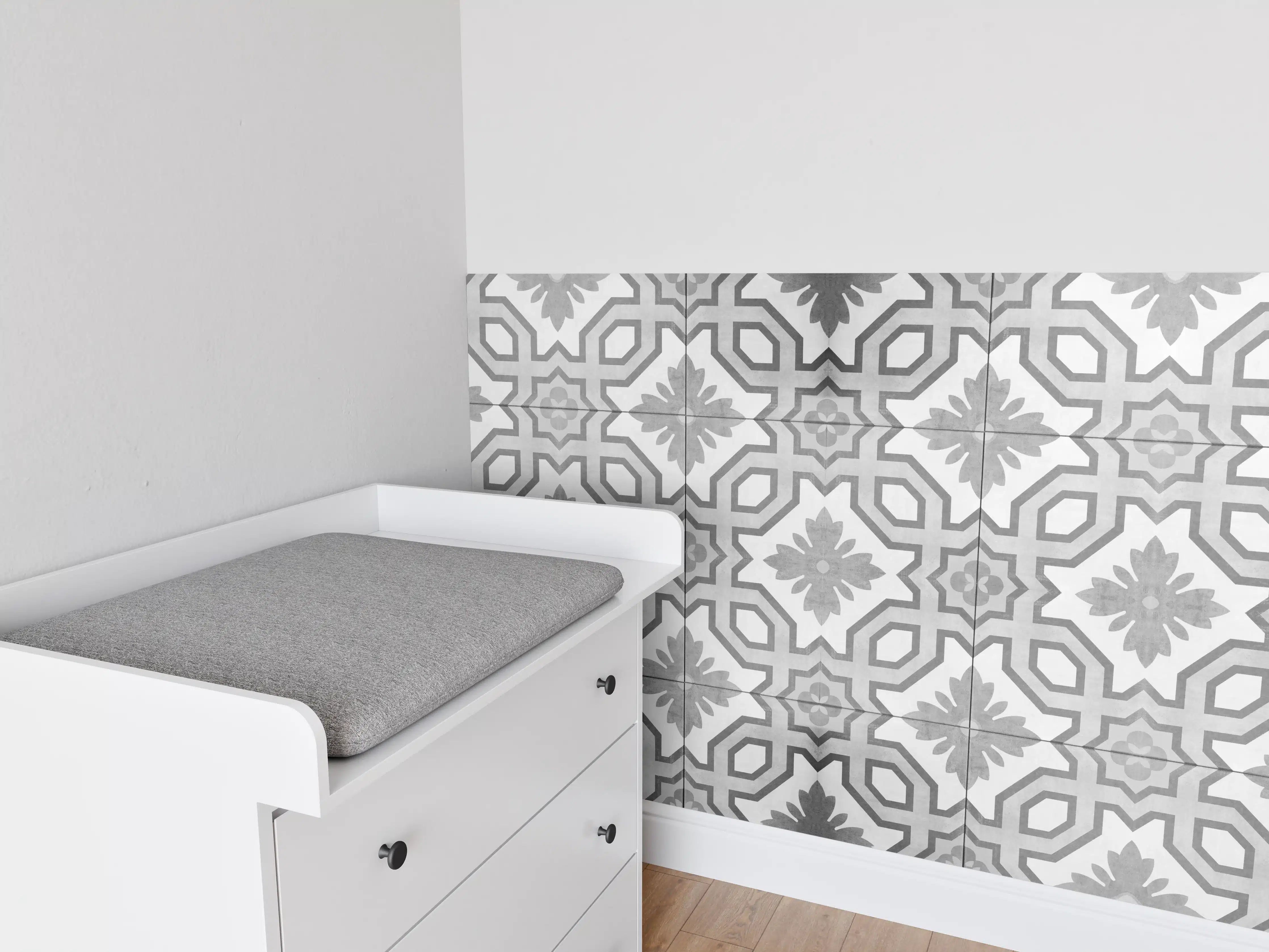 Babyzimmer Wandgestaltung - Grau-Weiße Vintage Retro Fliesen