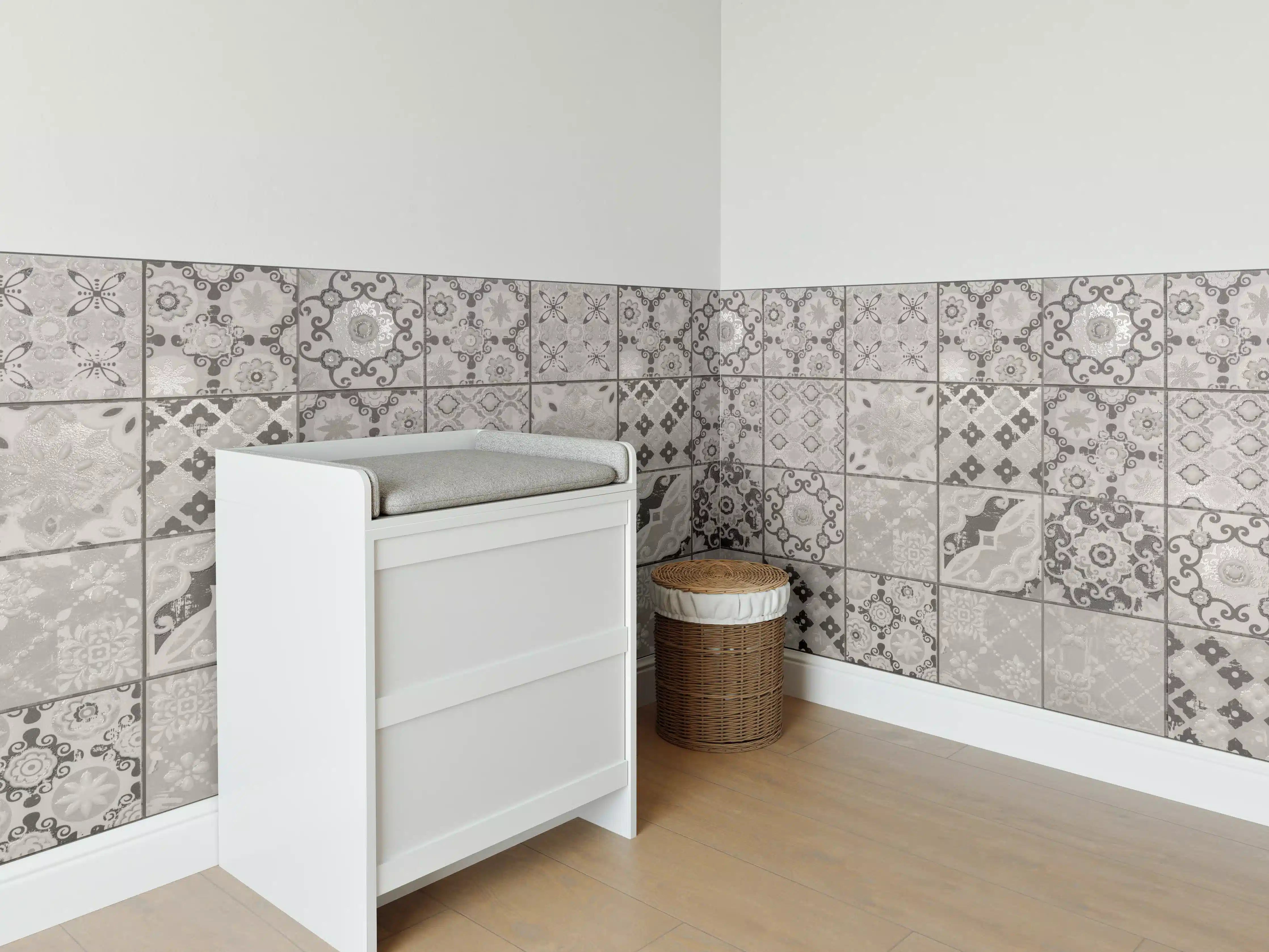 Babyzimmer Wandgestaltung - Graue Fliesenmuster