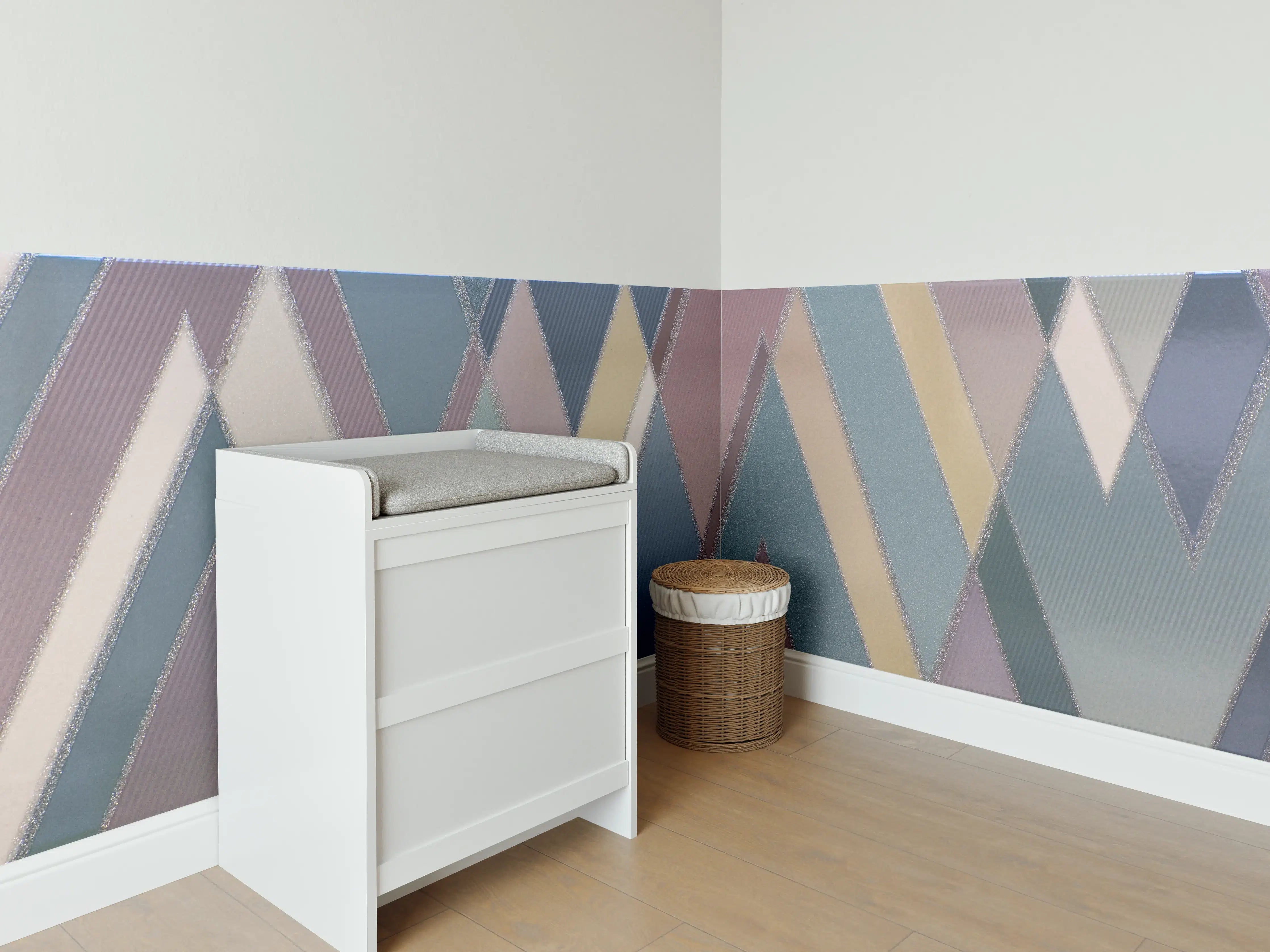 Babyzimmer Wandgestaltung - Graue Geometrien an weißen Wänden