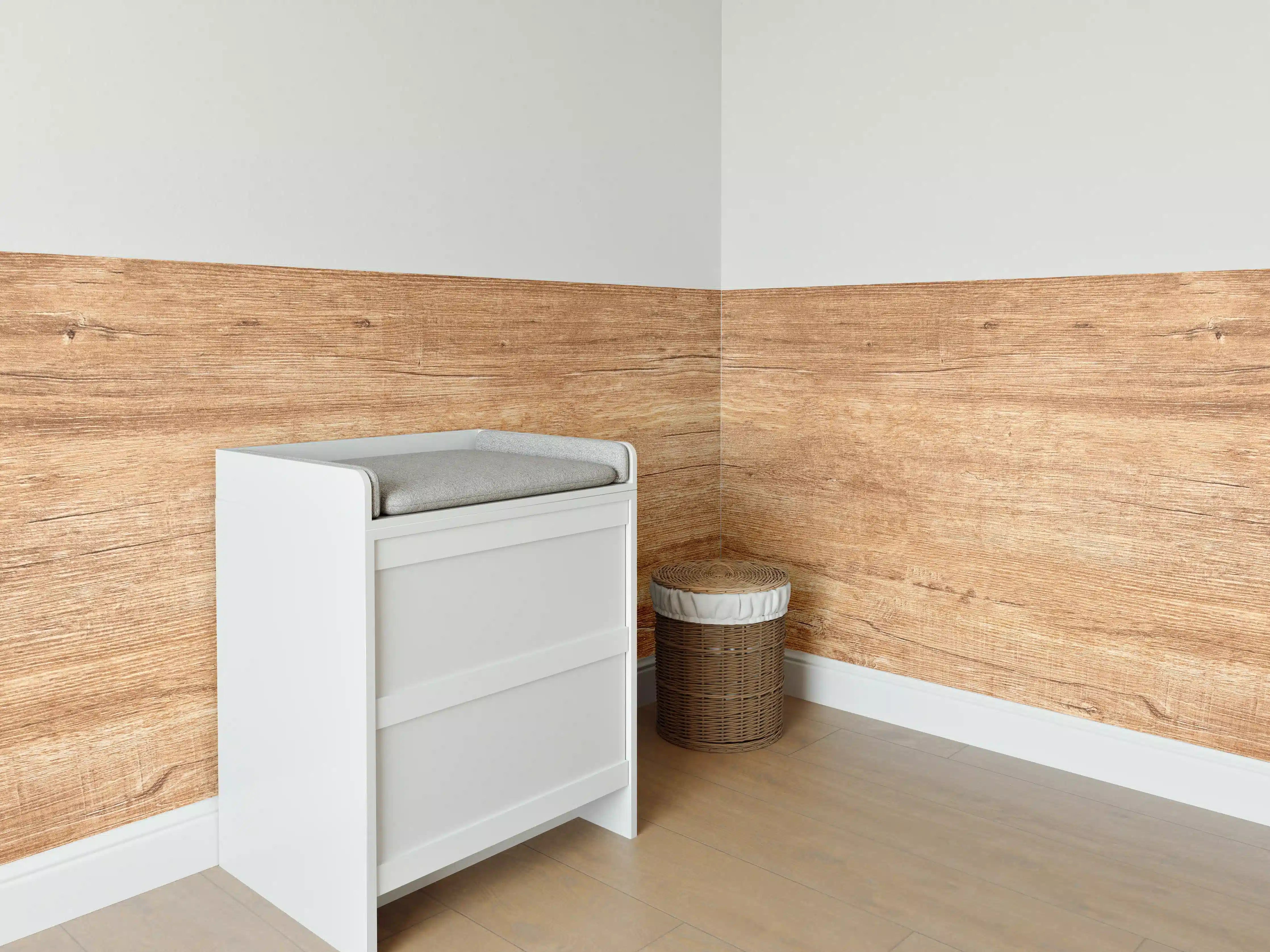 Babyzimmer Wandgestaltung - Graue Holzmaserung im weißen Licht