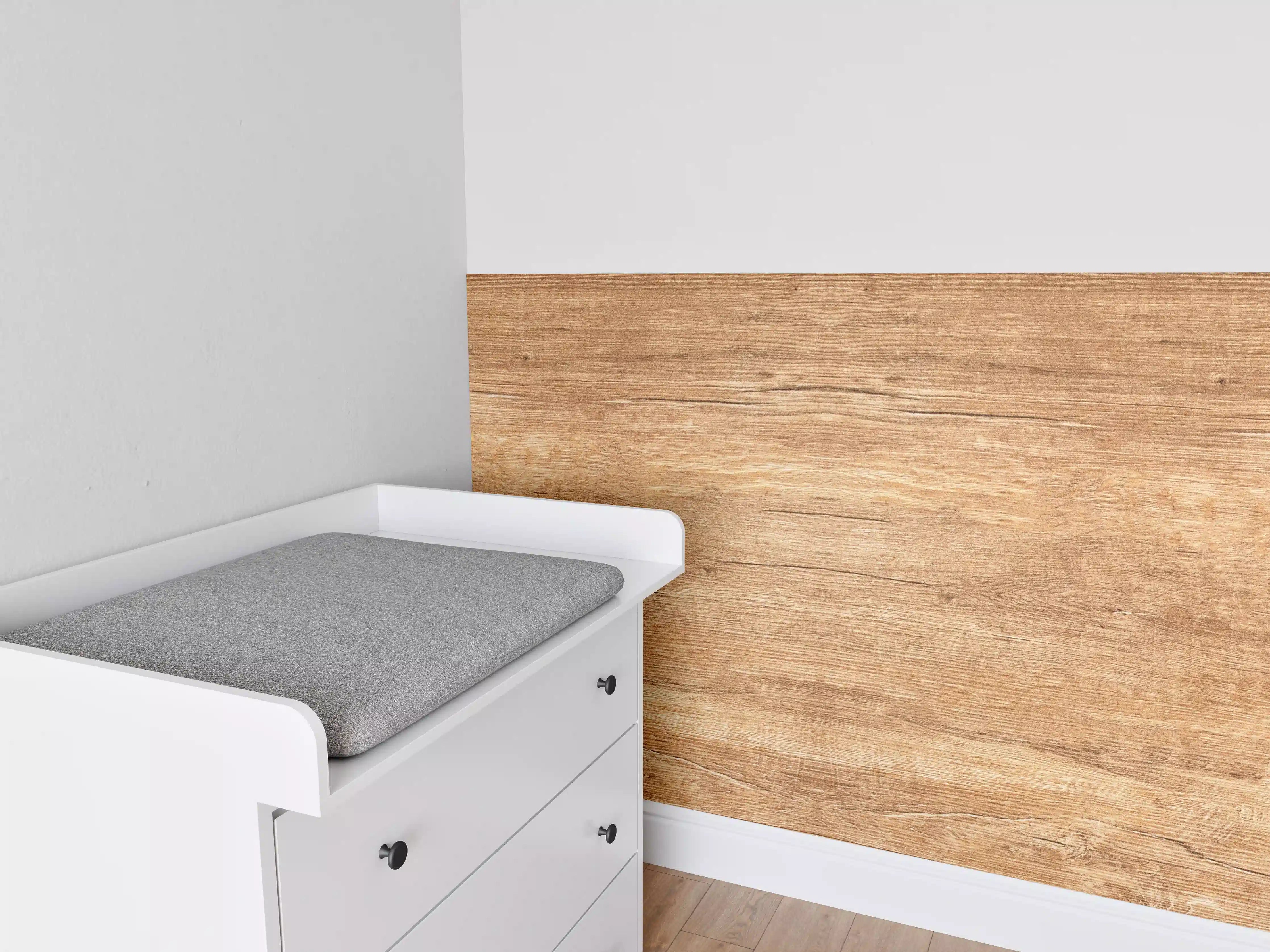 Babyzimmer Wandgestaltung - Graue Holzmaserung im weißen Licht