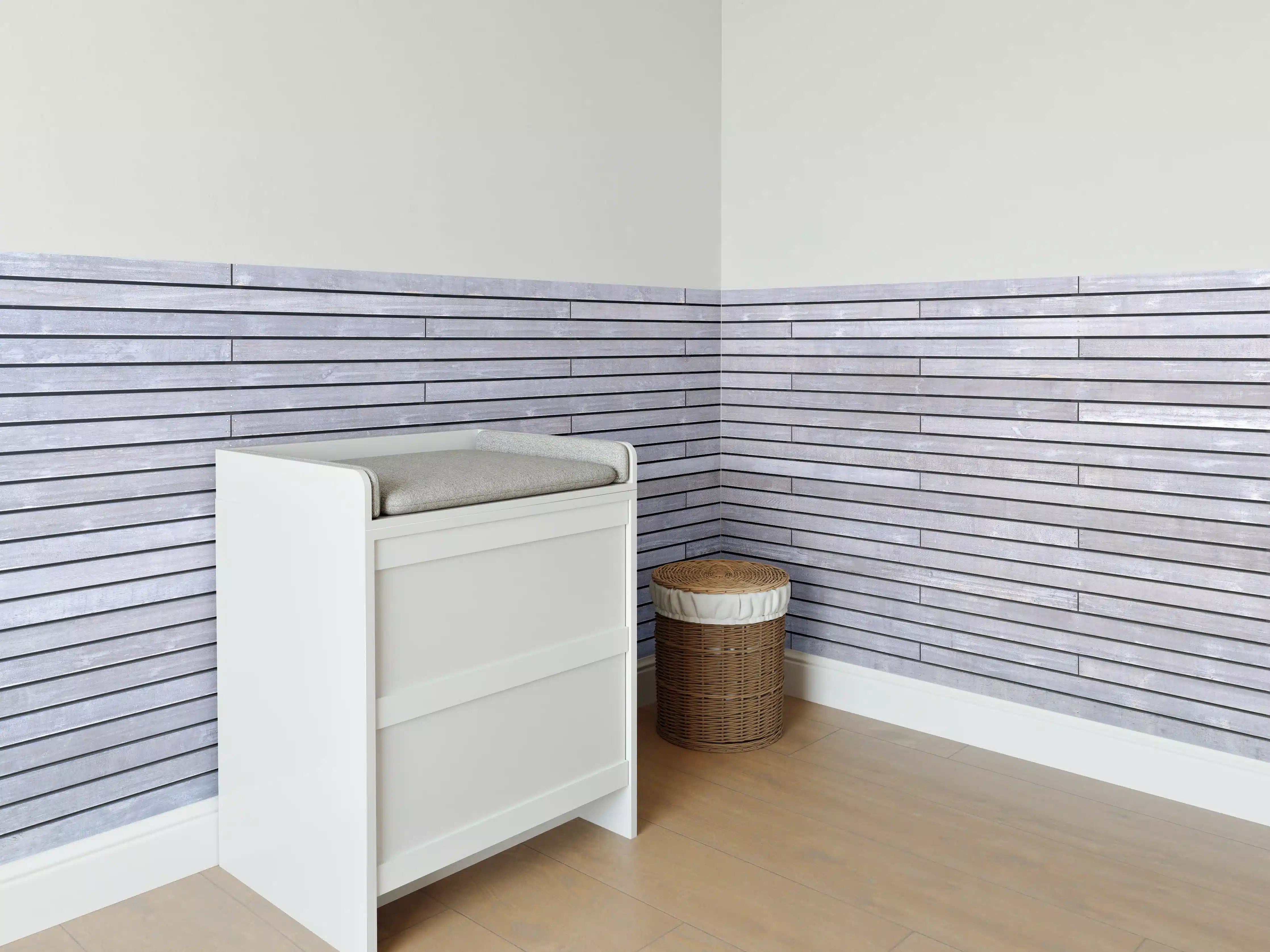 Babyzimmer Wandgestaltung - Graue Holzverkleidung