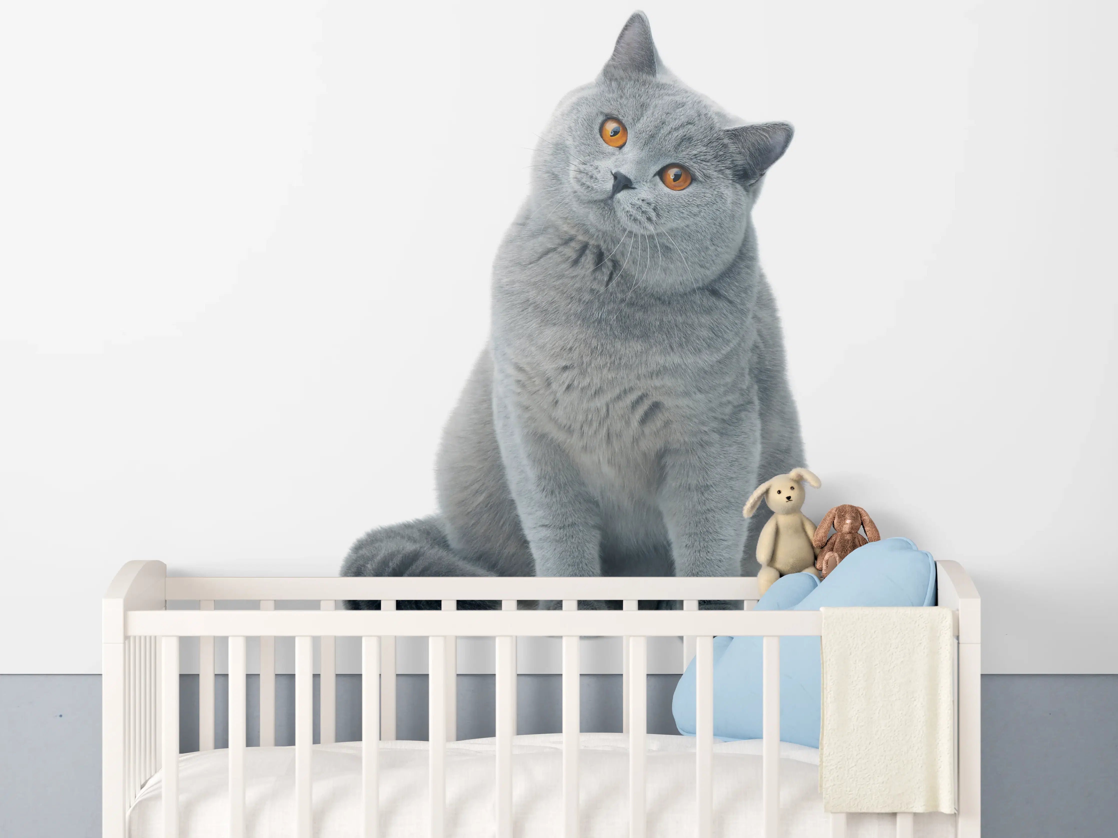 Babyzimmer Wandgestaltung - Graue Katzenfigur mit neugierigem Blick