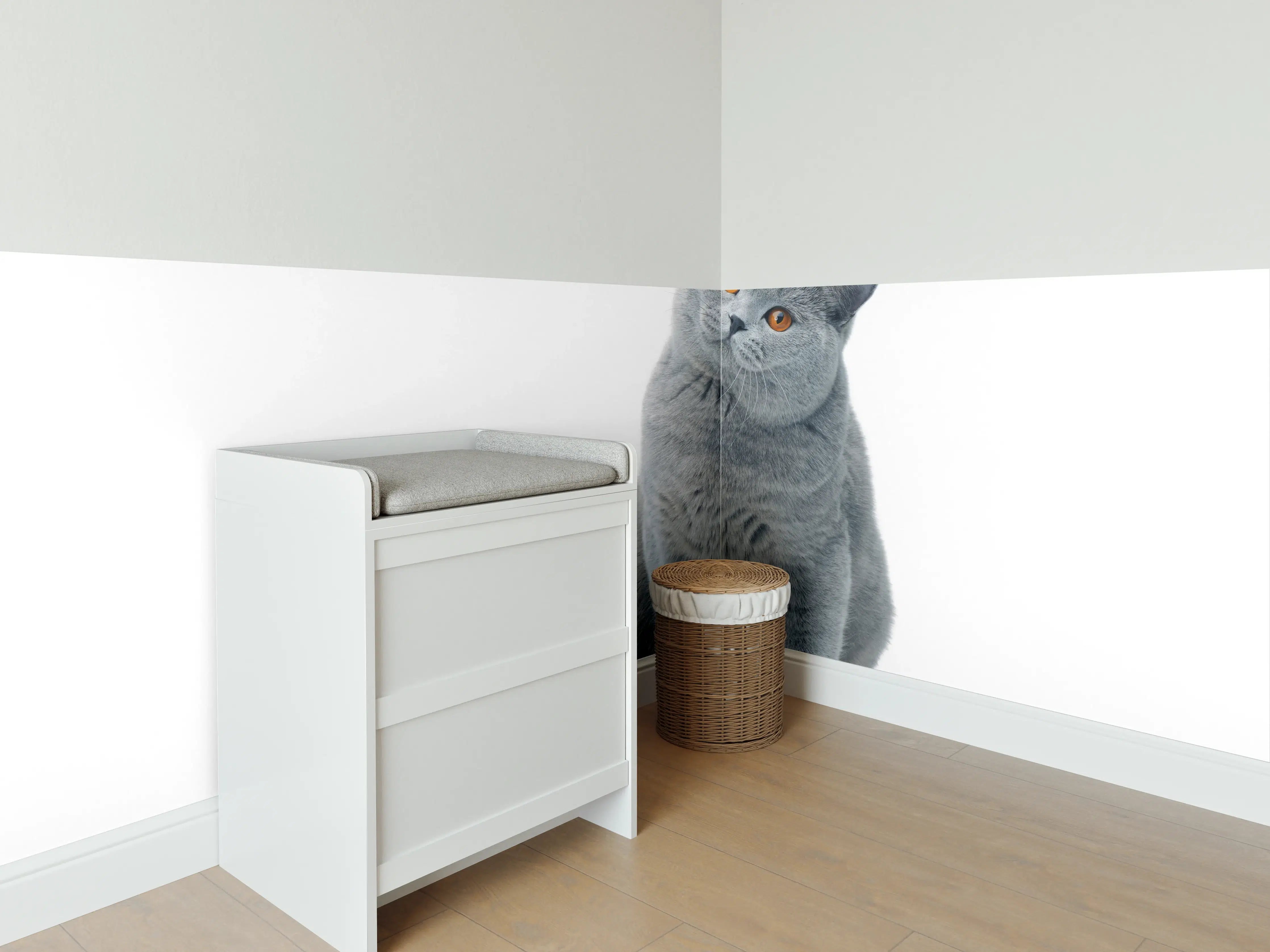 Babyzimmer Wandgestaltung - Graue Katzenfigur mit neugierigem Blick