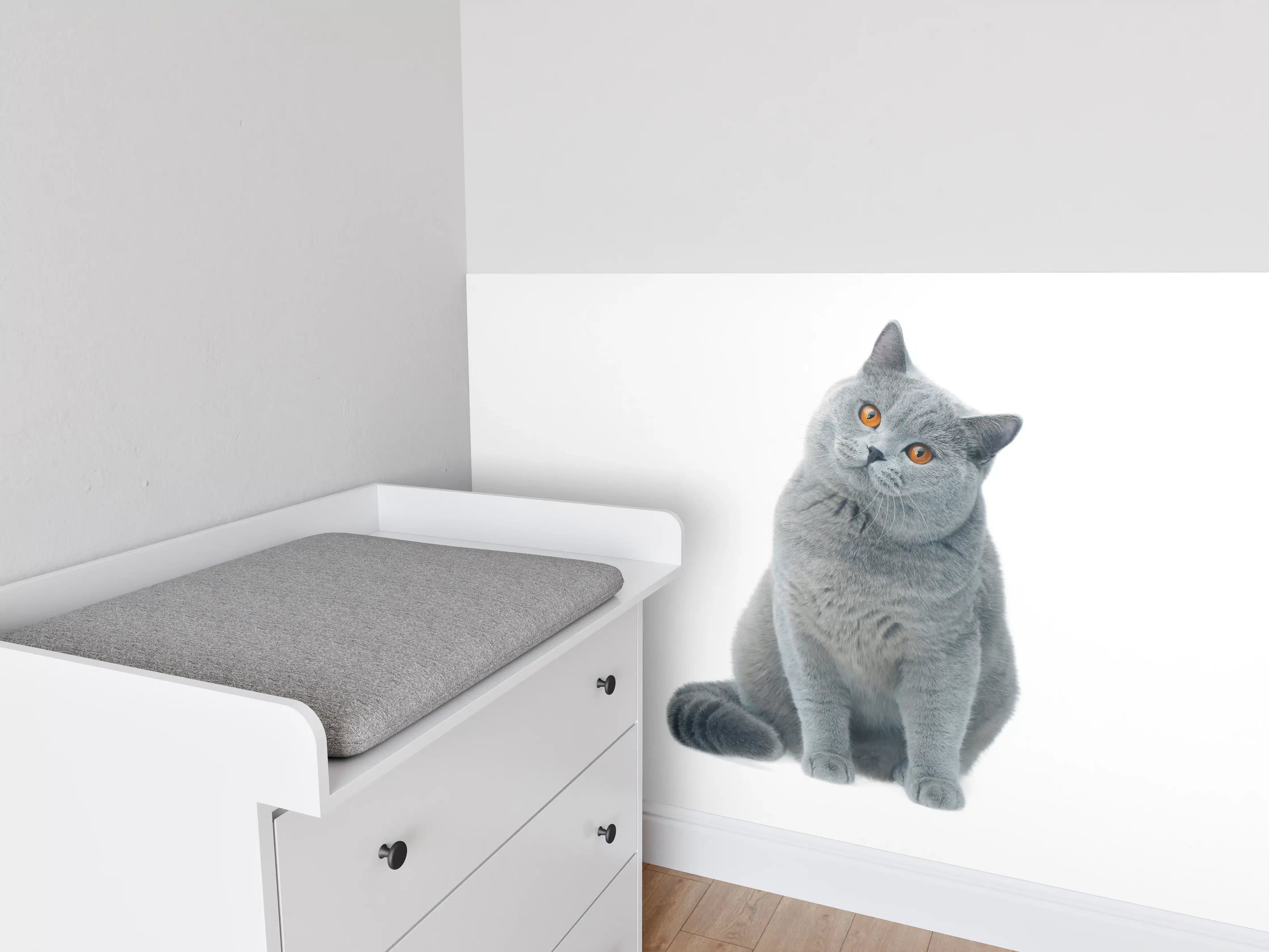 Babyzimmer Wandgestaltung - Graue Katzenfigur mit neugierigem Blick