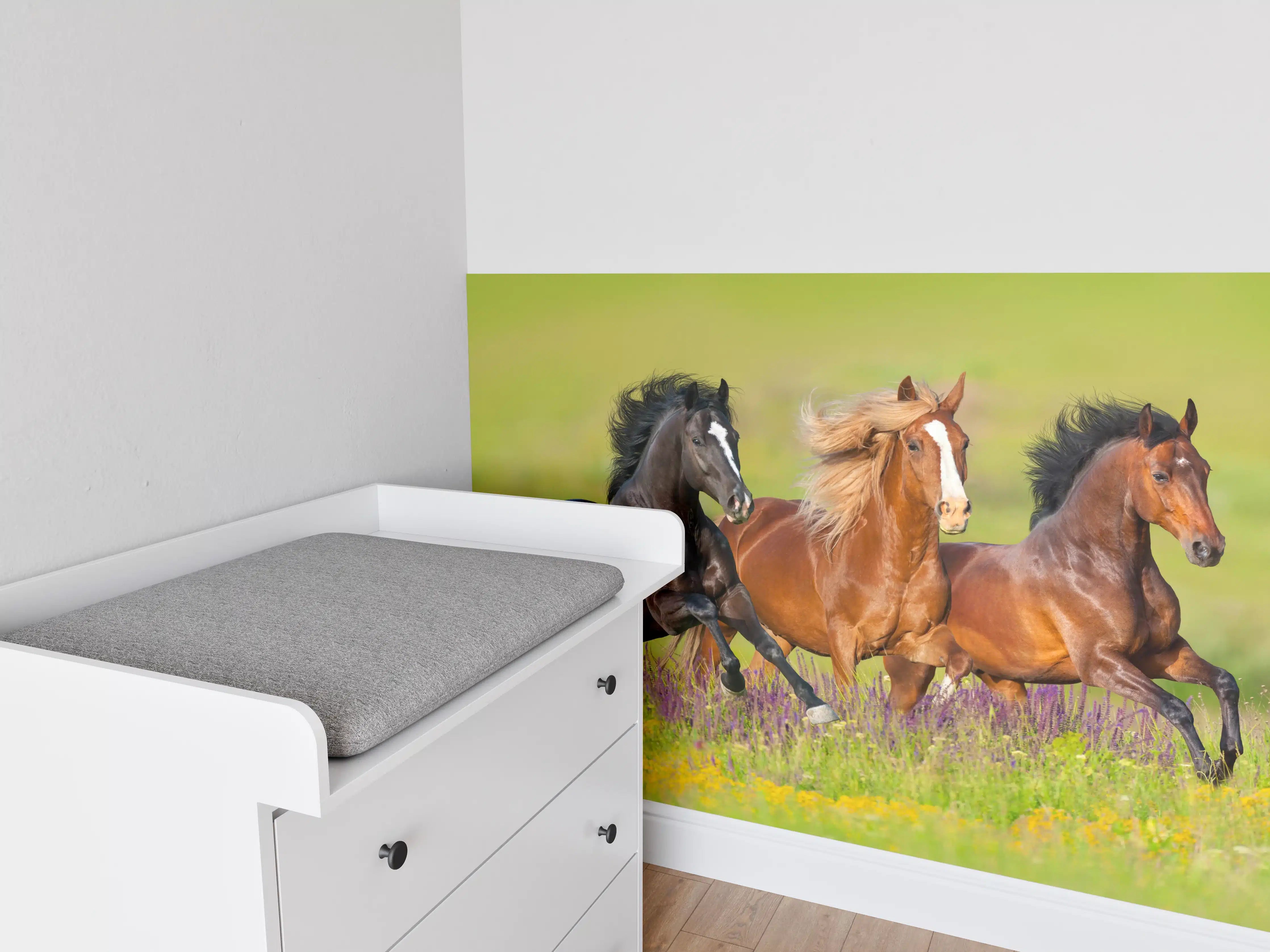 Babyzimmer Wandgestaltung - Graue Pferde auf Blumenwiese
