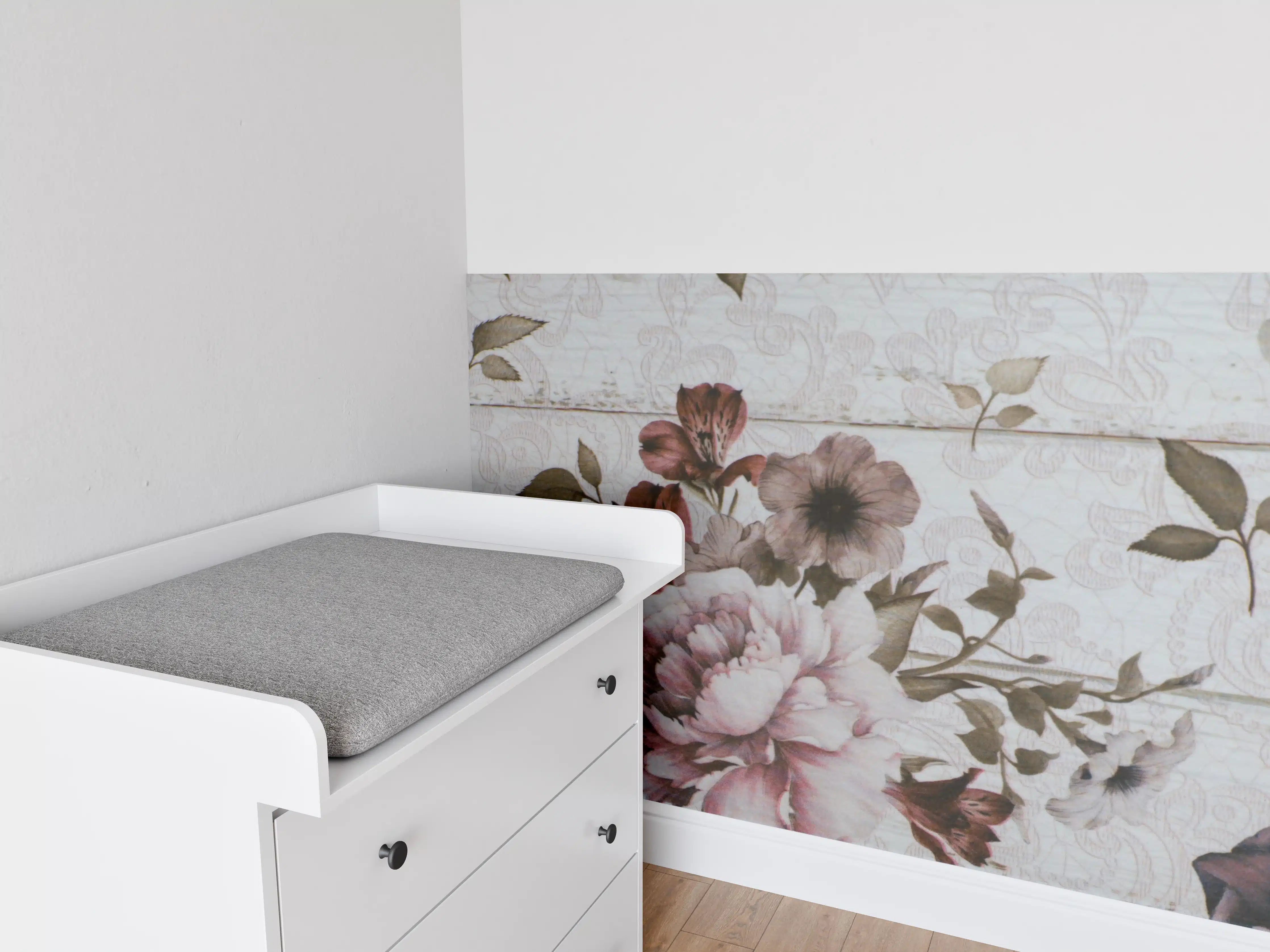 Babyzimmer Wandgestaltung - Graue Rosen im Vintage-Holzlook