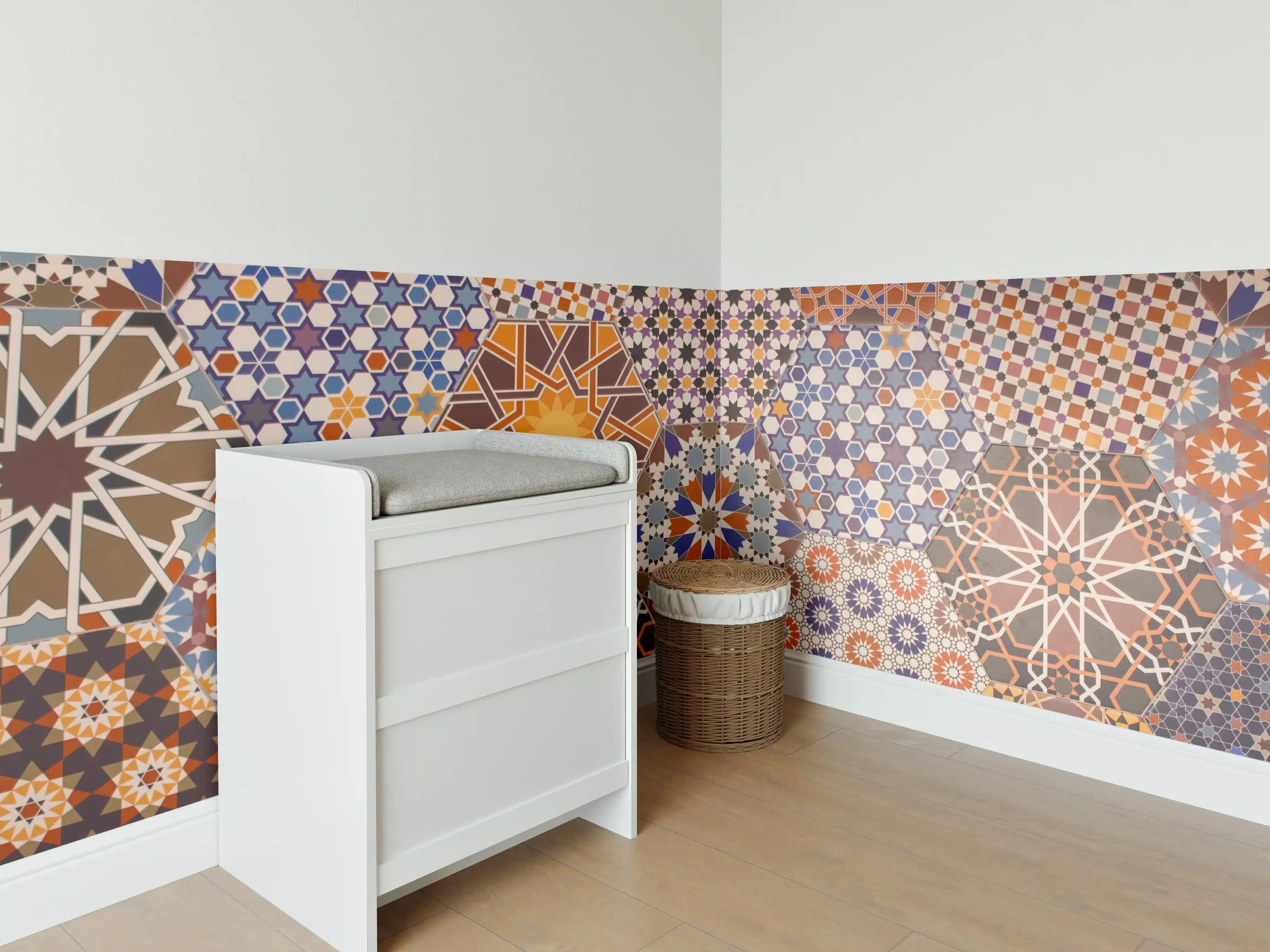 Babyzimmer Wandgestaltung - Graue Weißmuster: Geometrische Fliesenkunst