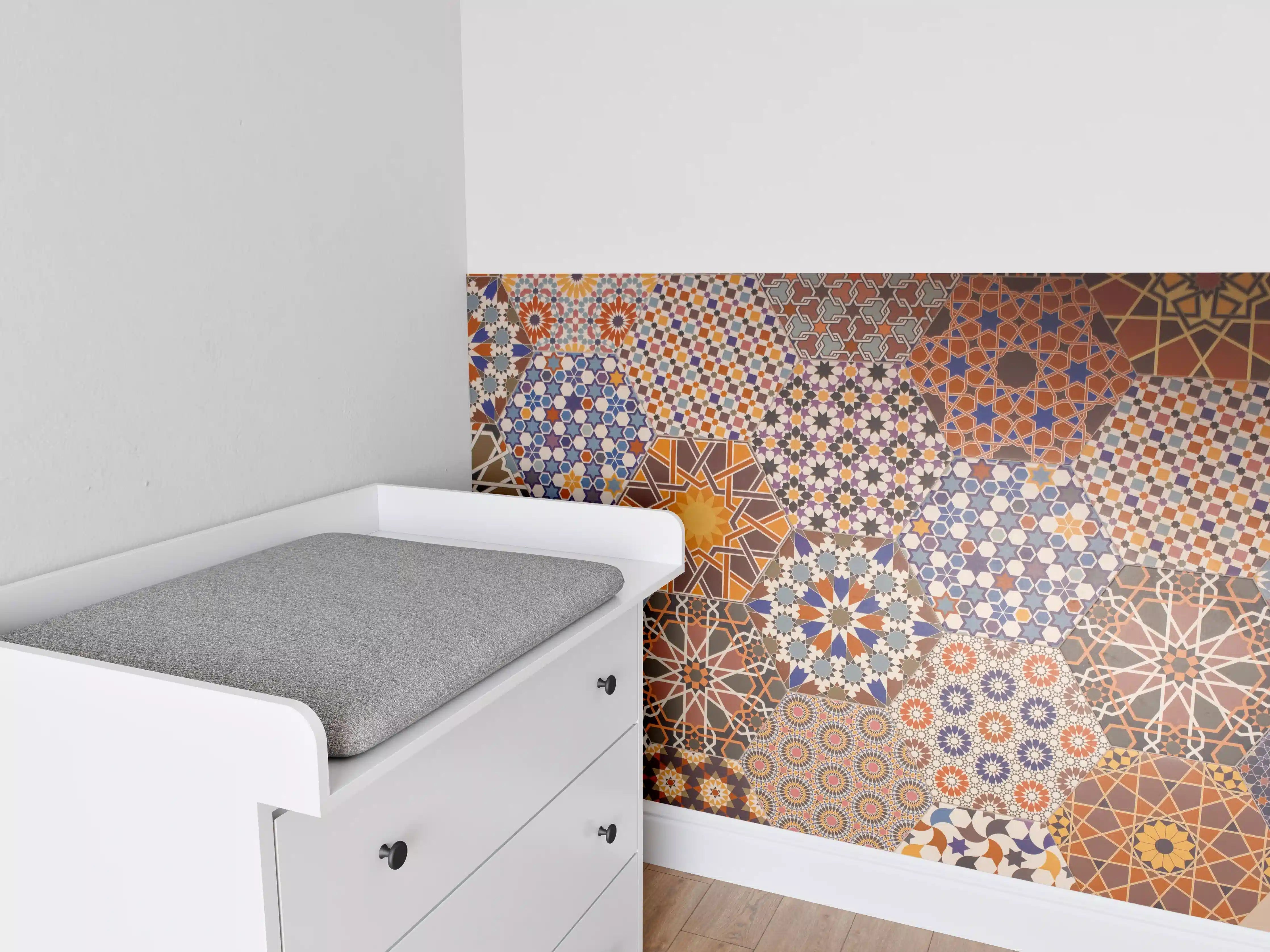 Babyzimmer Wandgestaltung - Graue Weißmuster: Geometrische Fliesenkunst