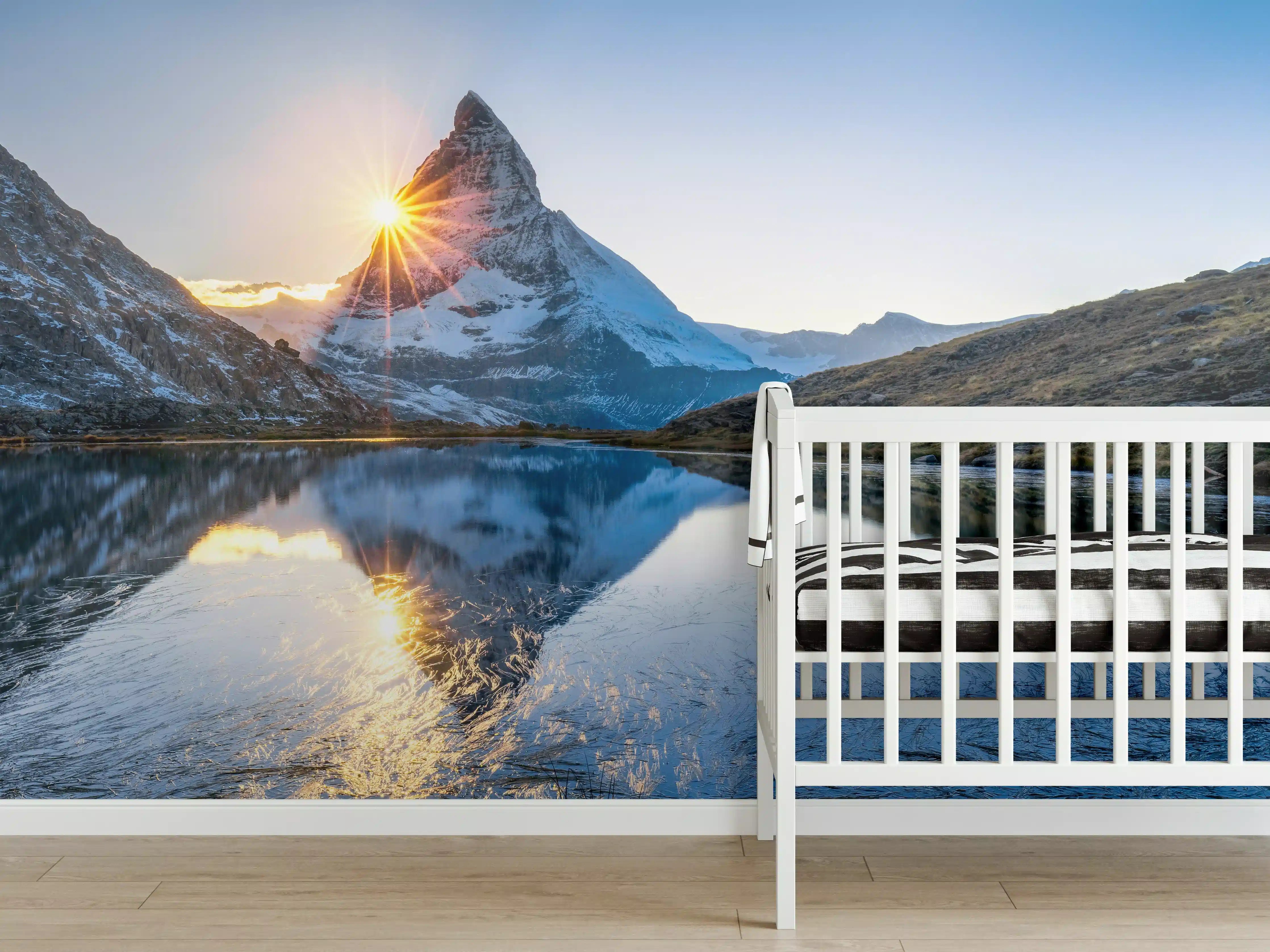 Babyzimmer Wandgestaltung - Grauer Gipfel im goldenen Dämmerlicht