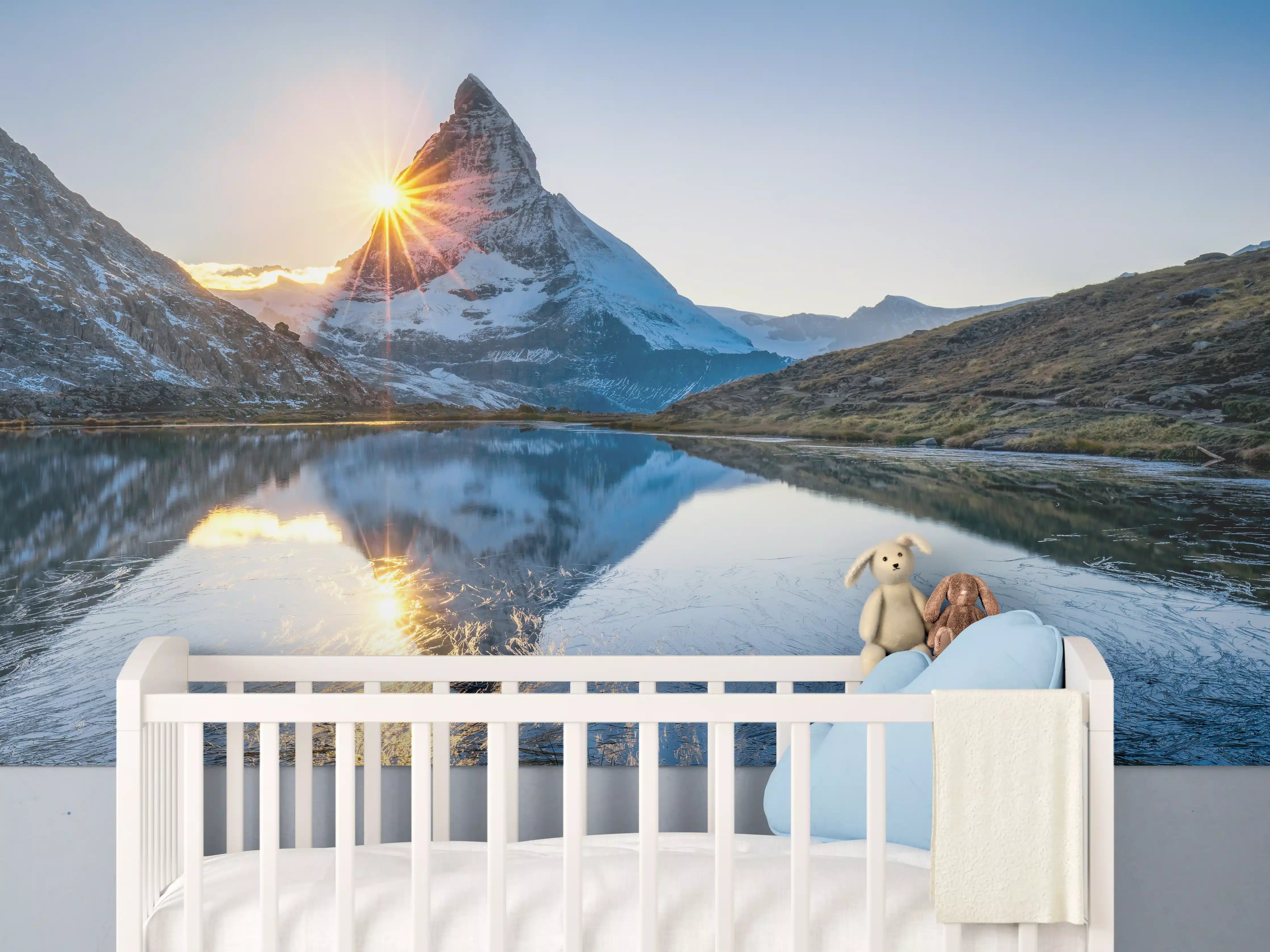 Babyzimmer Wandgestaltung - Grauer Gipfel im goldenen Dämmerlicht