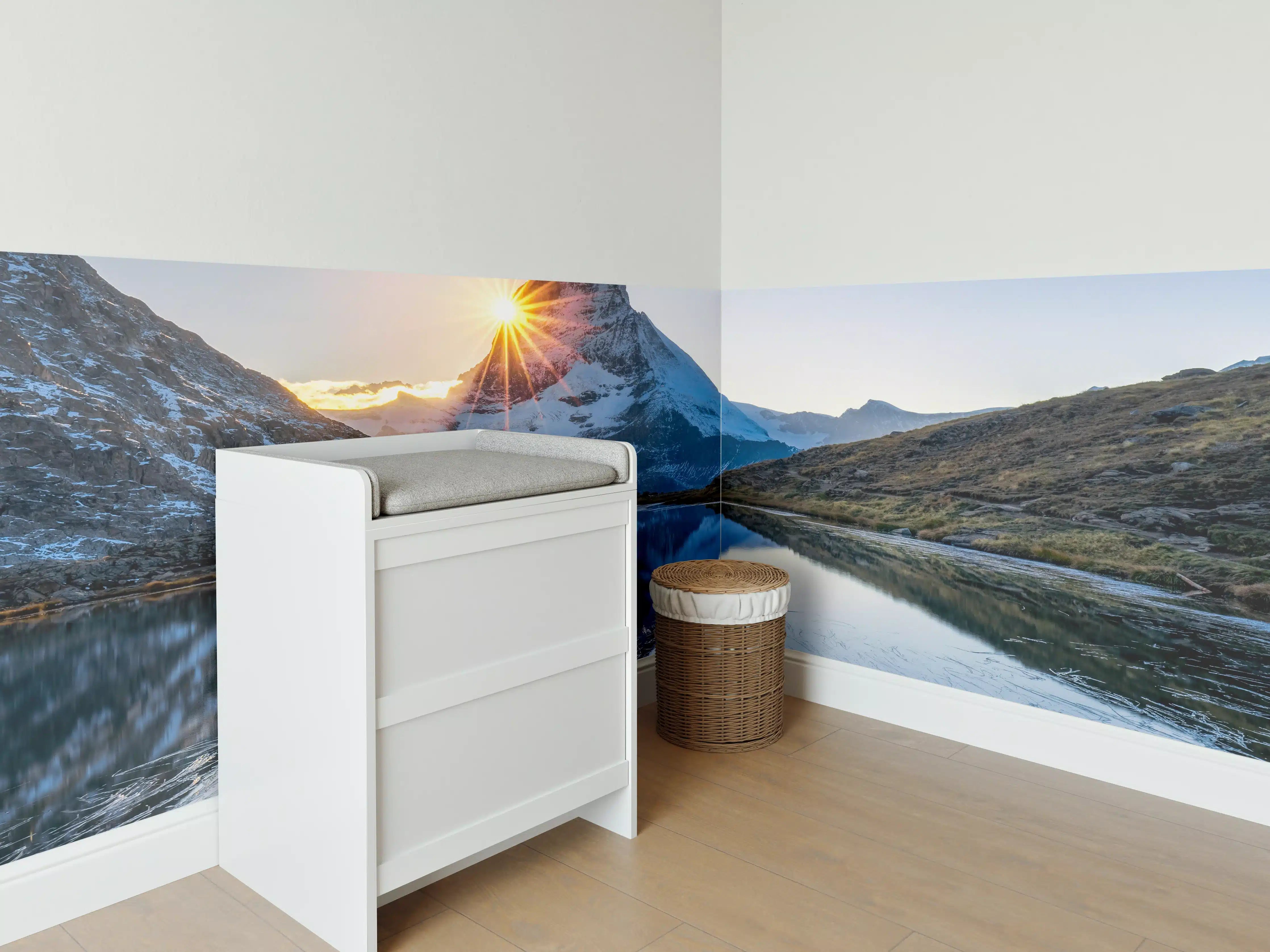 Babyzimmer Wandgestaltung - Grauer Gipfel im goldenen Dämmerlicht