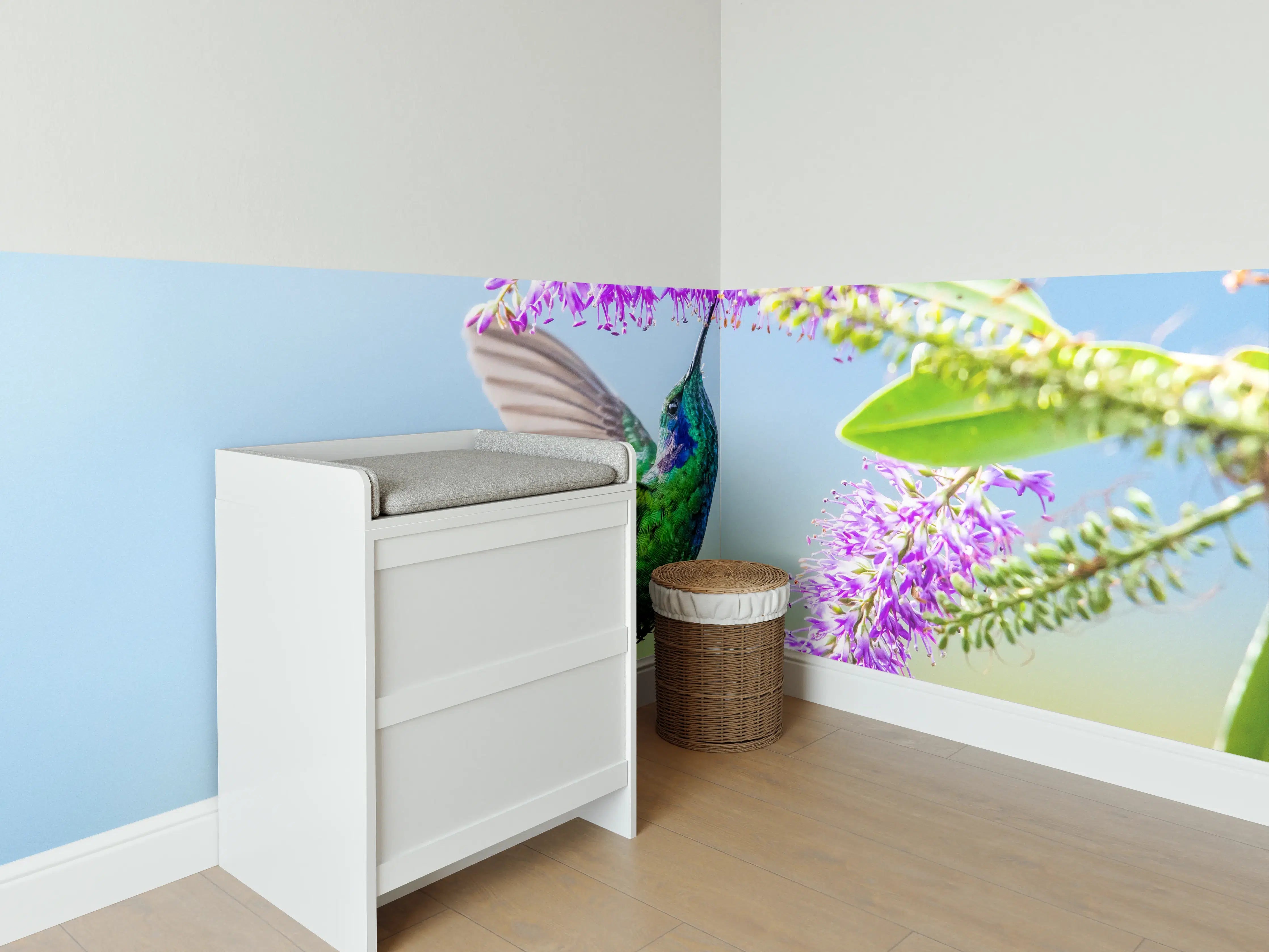 Babyzimmer Wandgestaltung - Grauer Kolibri im Blütenflug