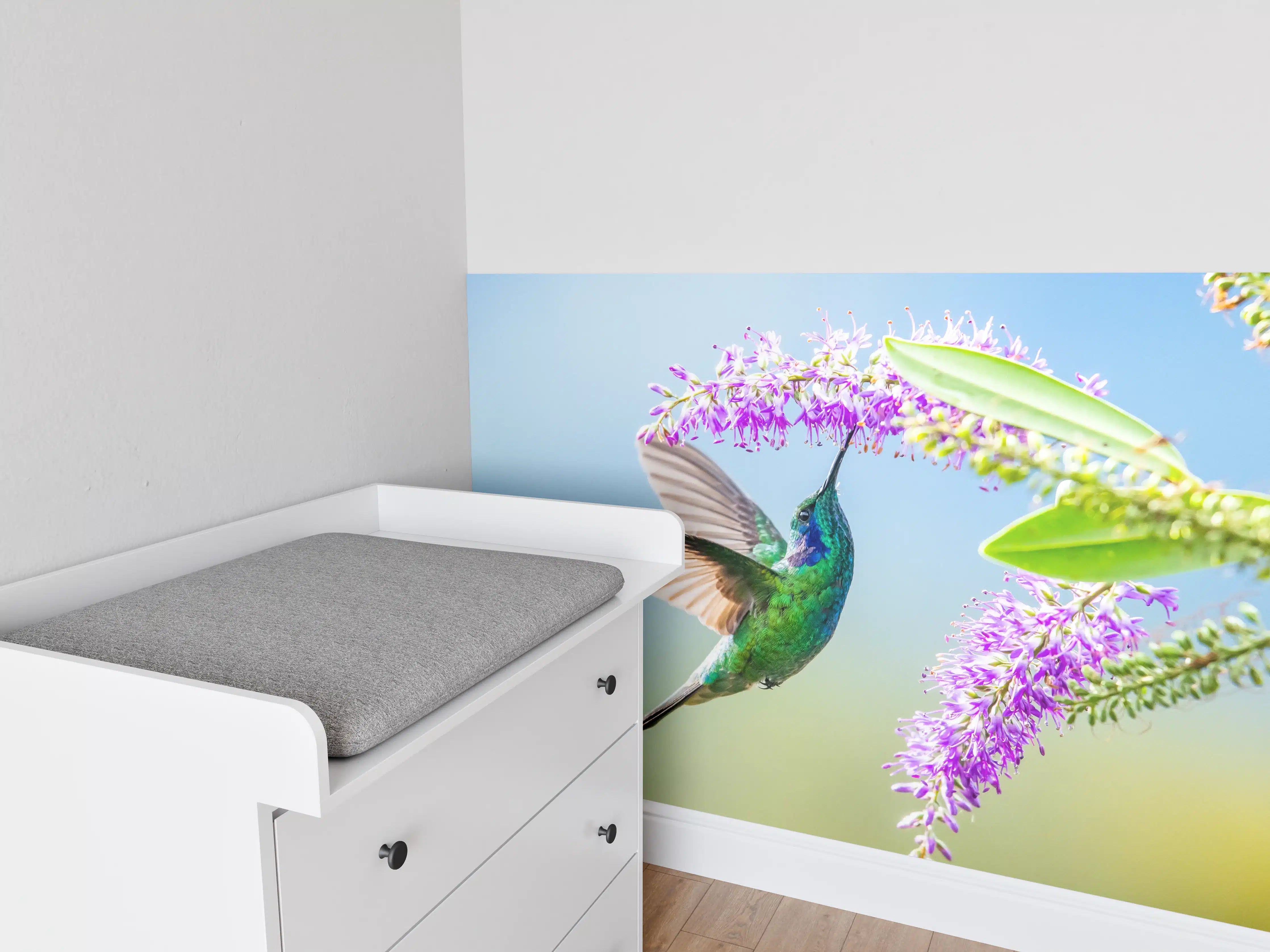 Babyzimmer Wandgestaltung - Grauer Kolibri im Blütenflug