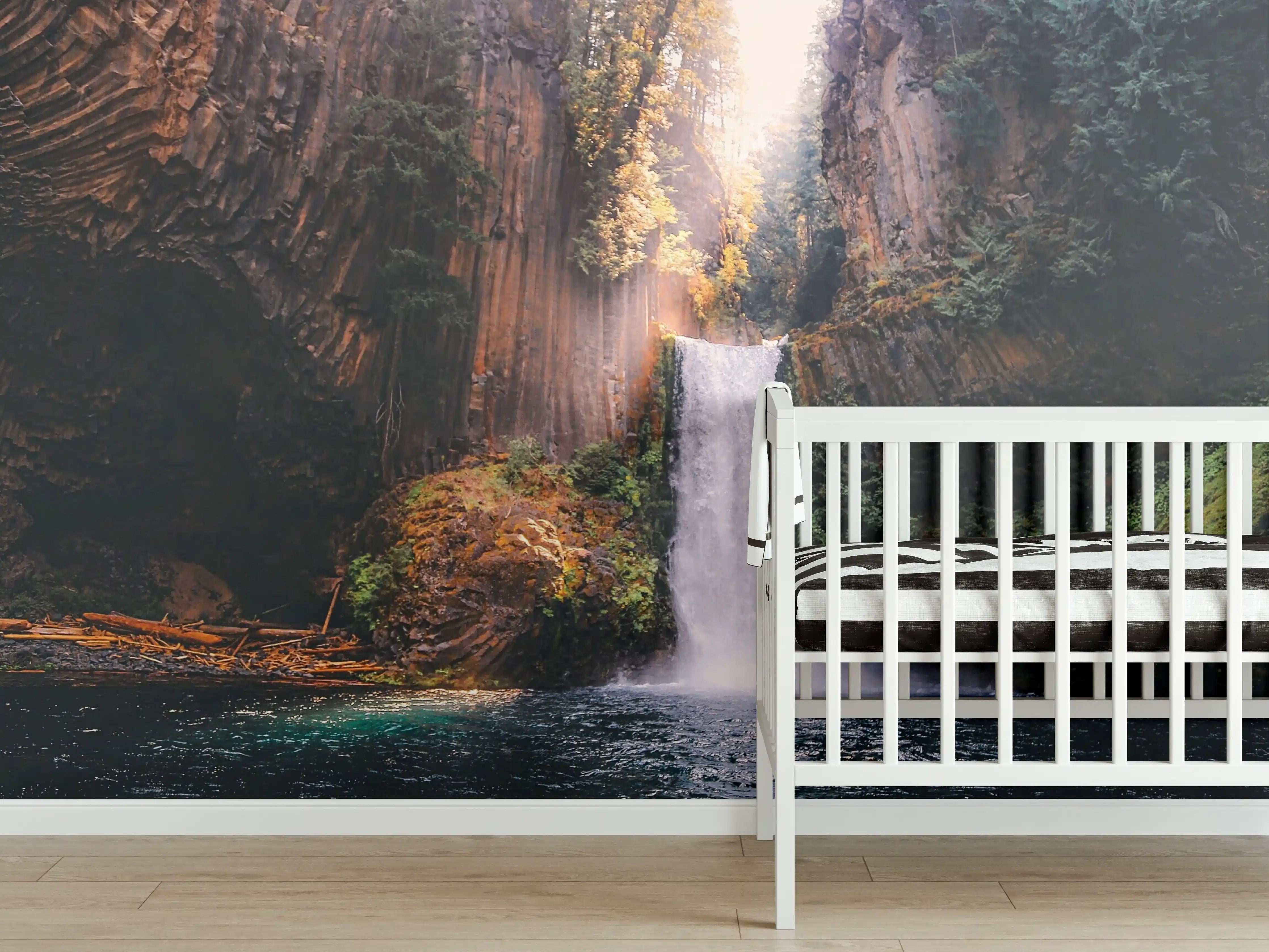 Babyzimmer Wandgestaltung - Grauer Wasserfall in grüner Wildnis