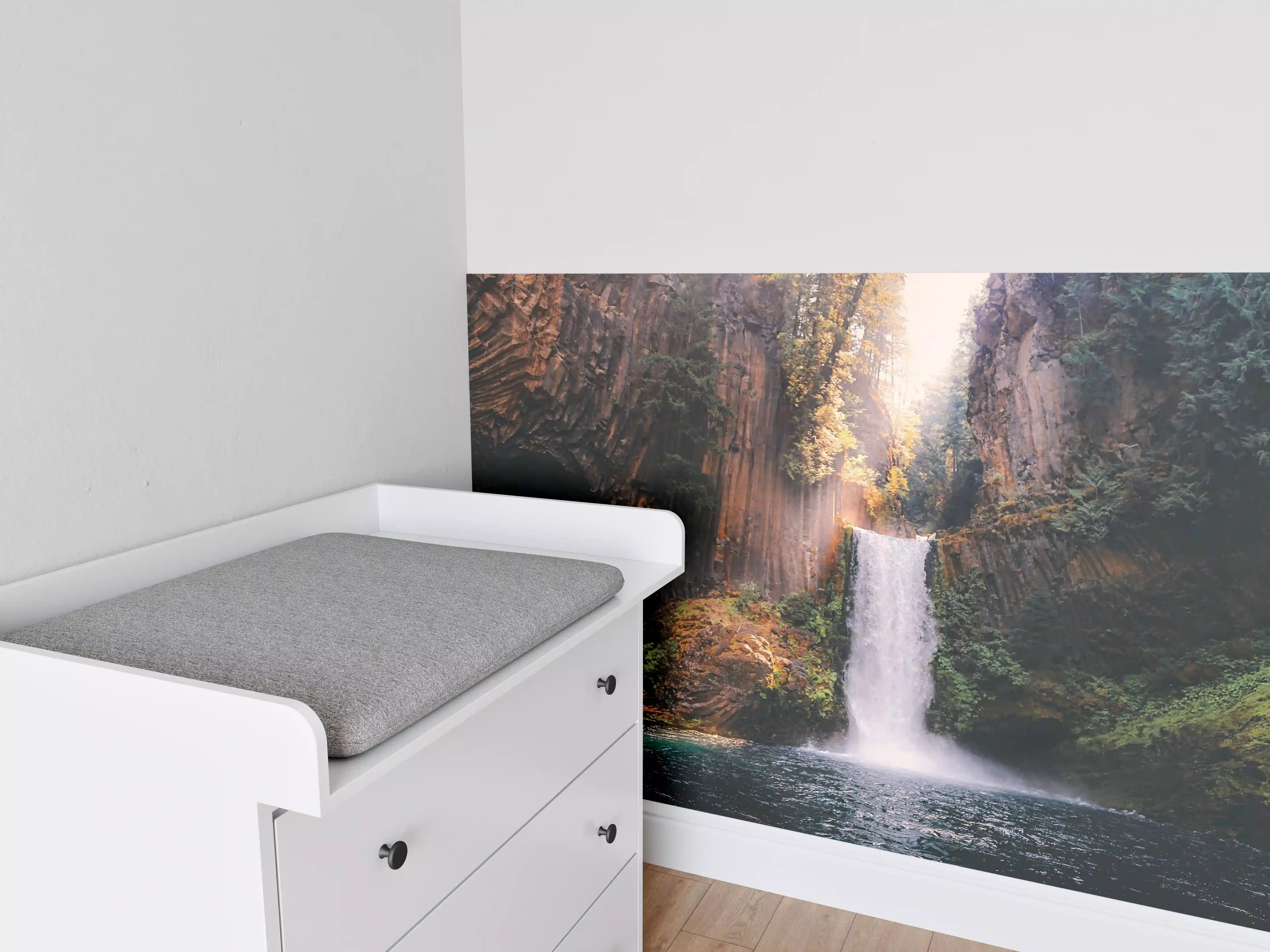 Babyzimmer Wandgestaltung - Grauer Wasserfall in grüner Wildnis