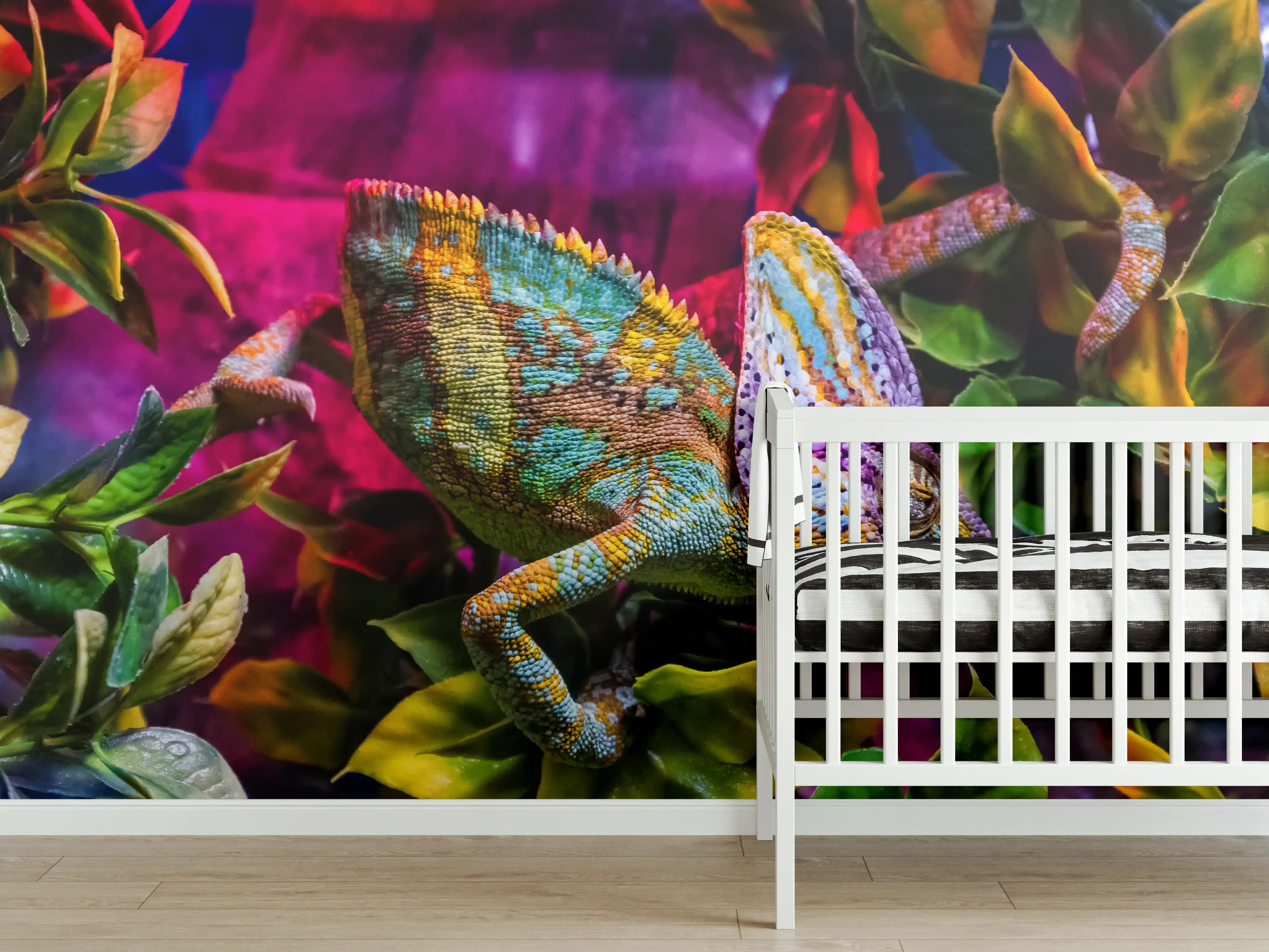 Babyzimmer Wandgestaltung - Graues Chamäleon in weißer Natur