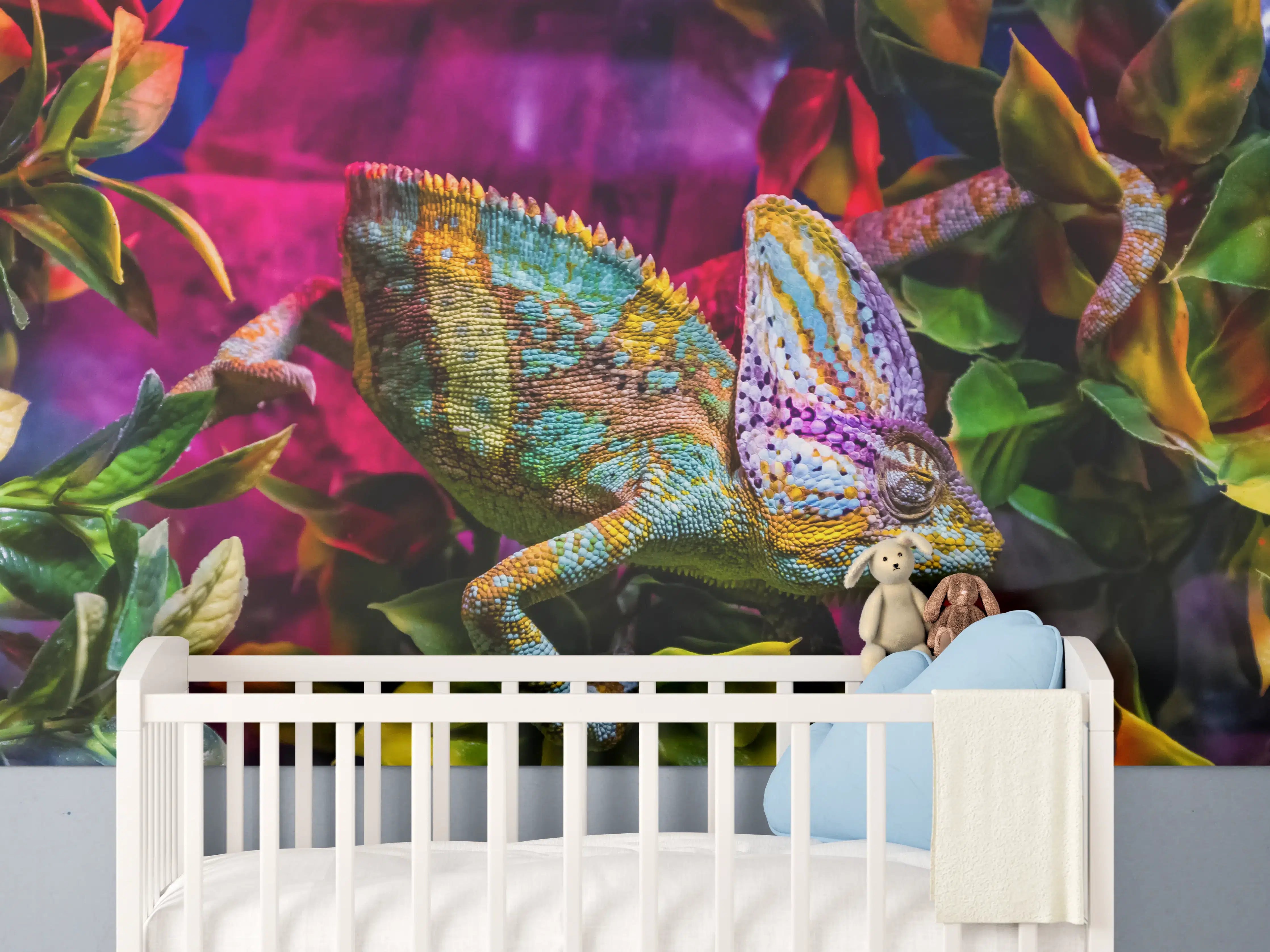 Babyzimmer Wandgestaltung - Graues Chamäleon in weißer Natur
