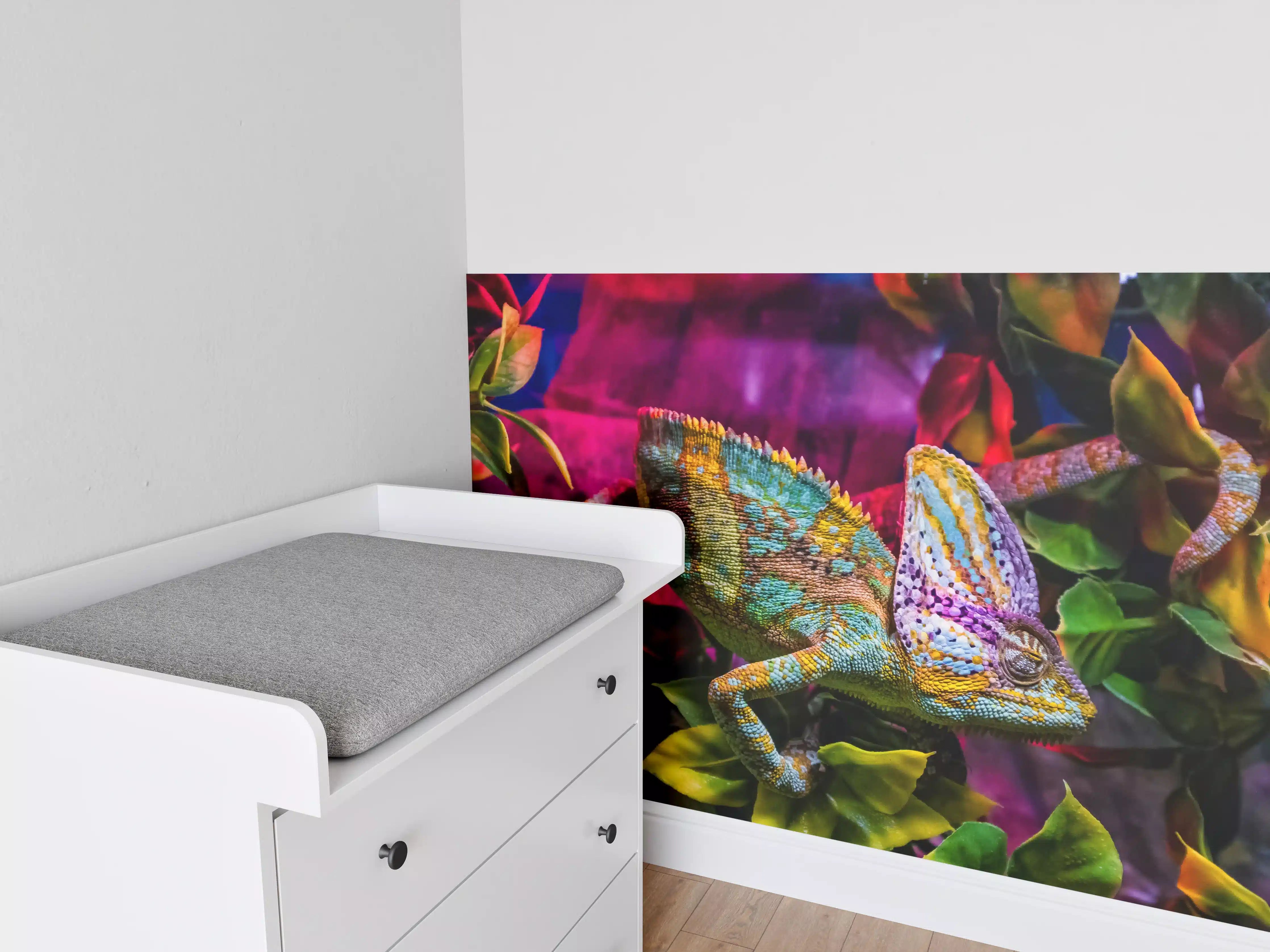 Babyzimmer Wandgestaltung - Graues Chamäleon in weißer Natur