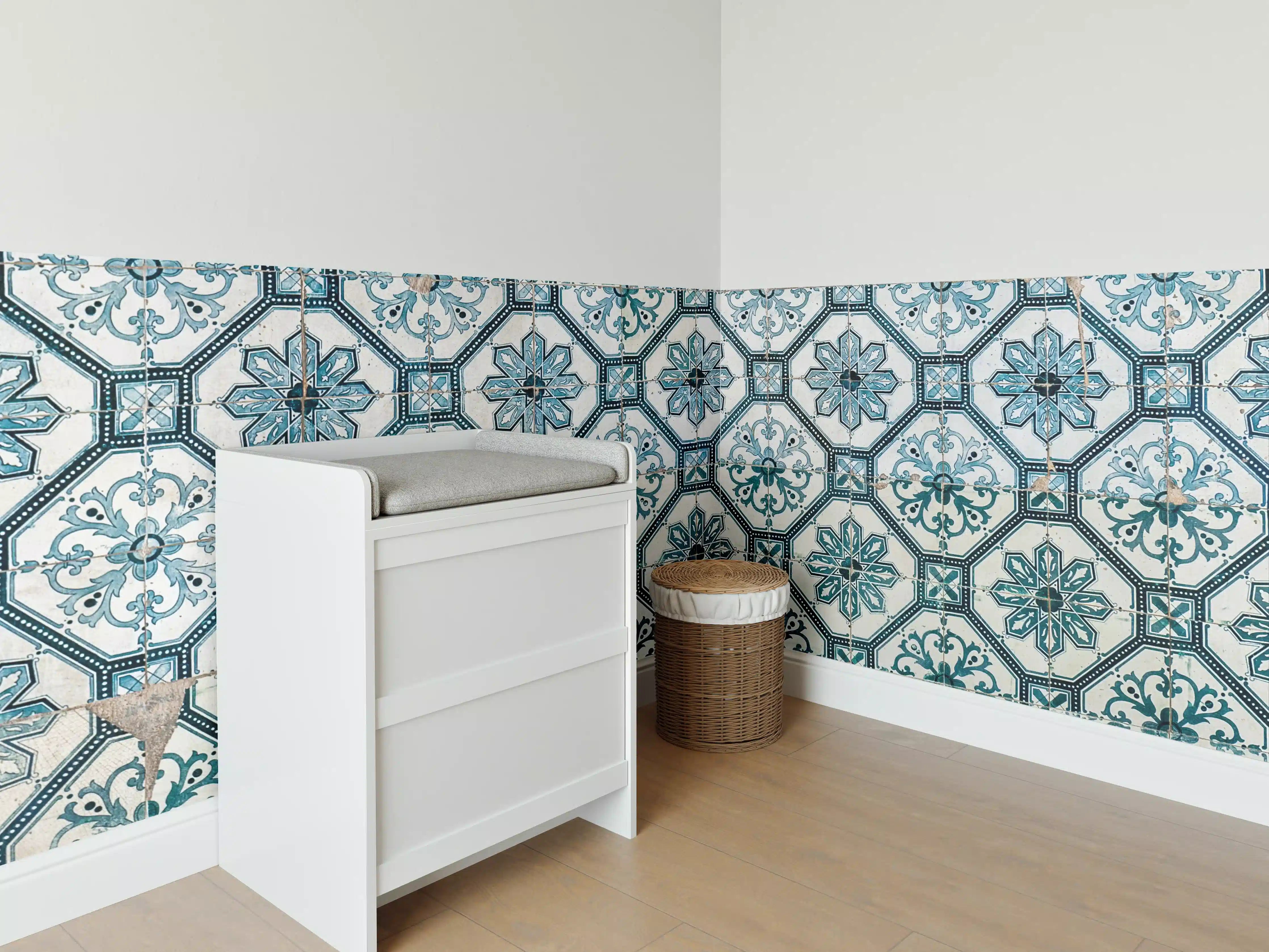 Babyzimmer Wandgestaltung - Grauweißes Fliesenmuster