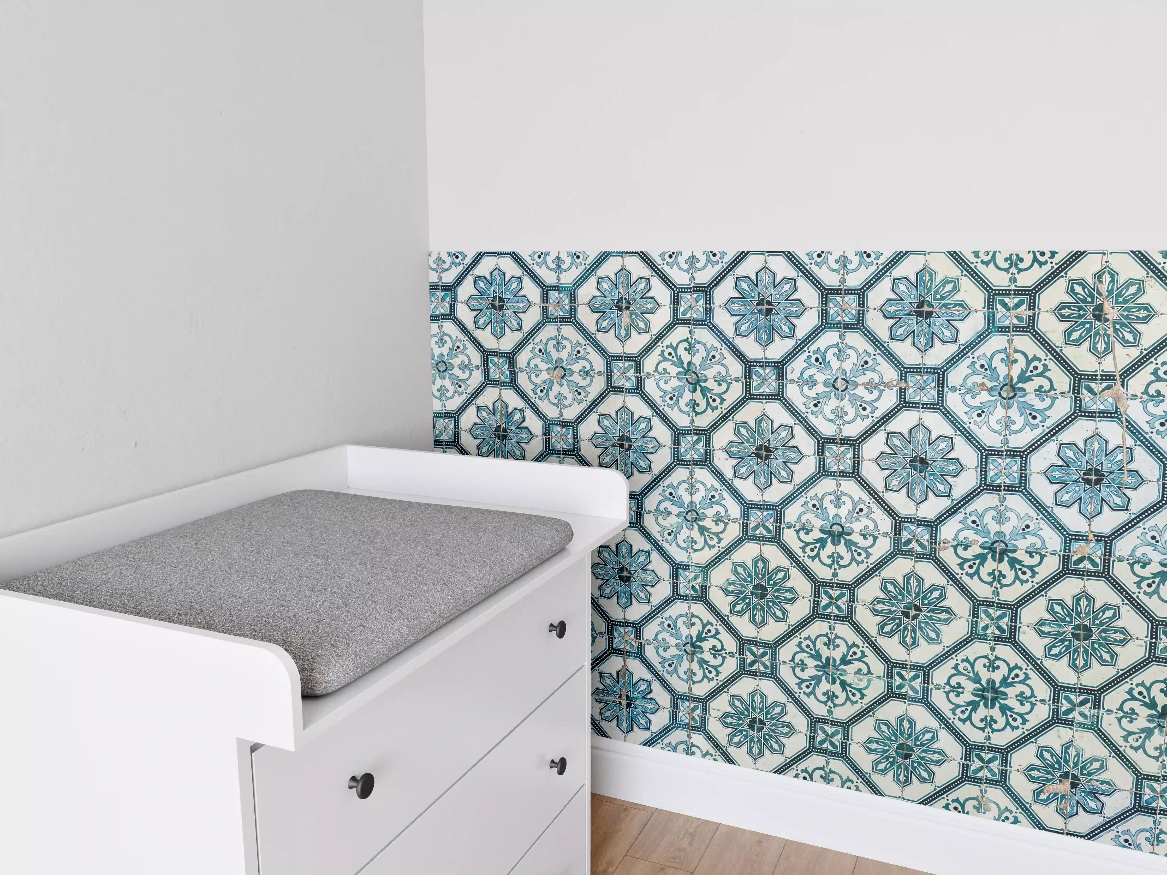 Babyzimmer Wandgestaltung - Grauweißes Fliesenmuster