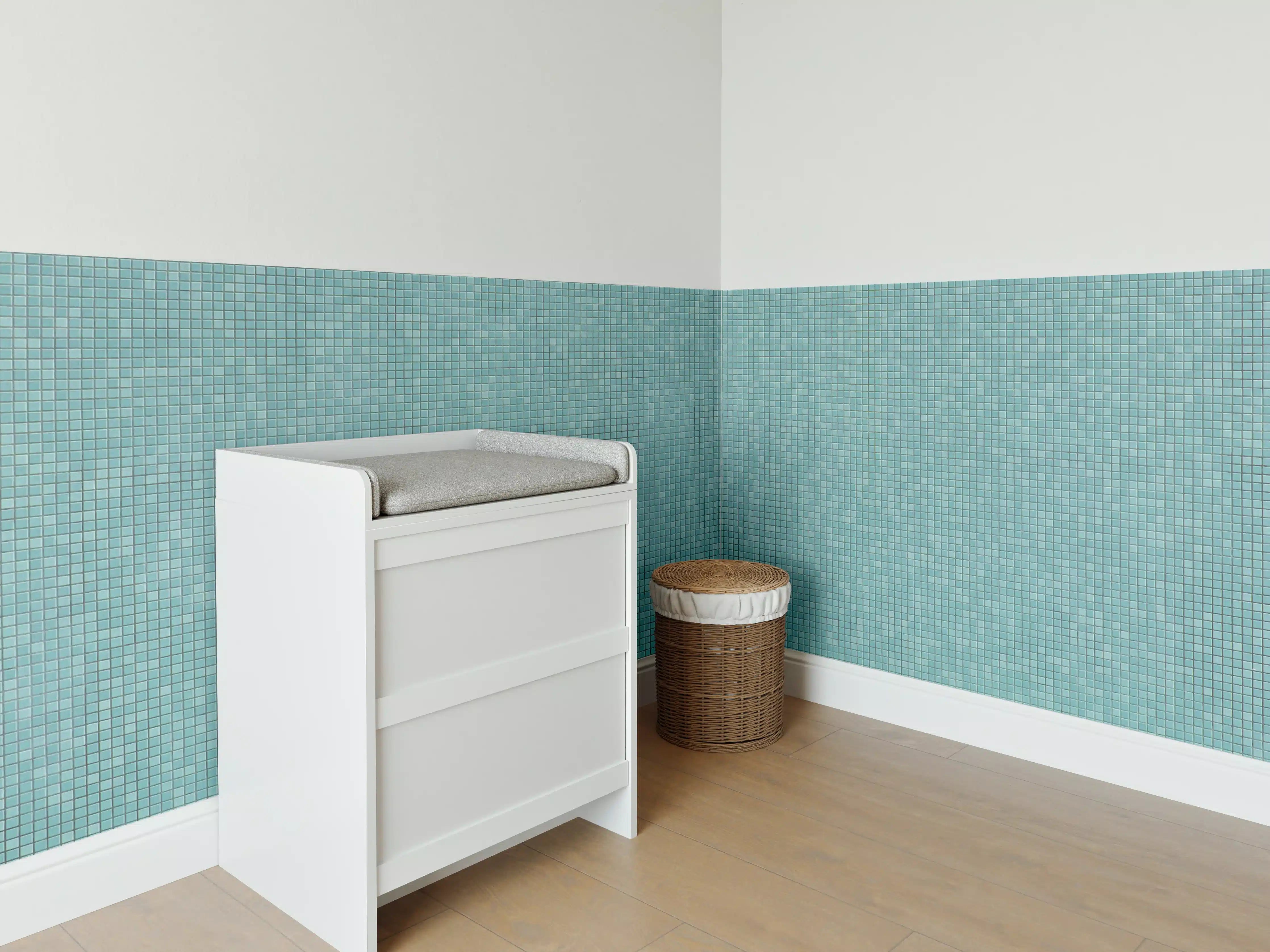 Babyzimmer Wandgestaltung - Grauweißes Mosaikmuster