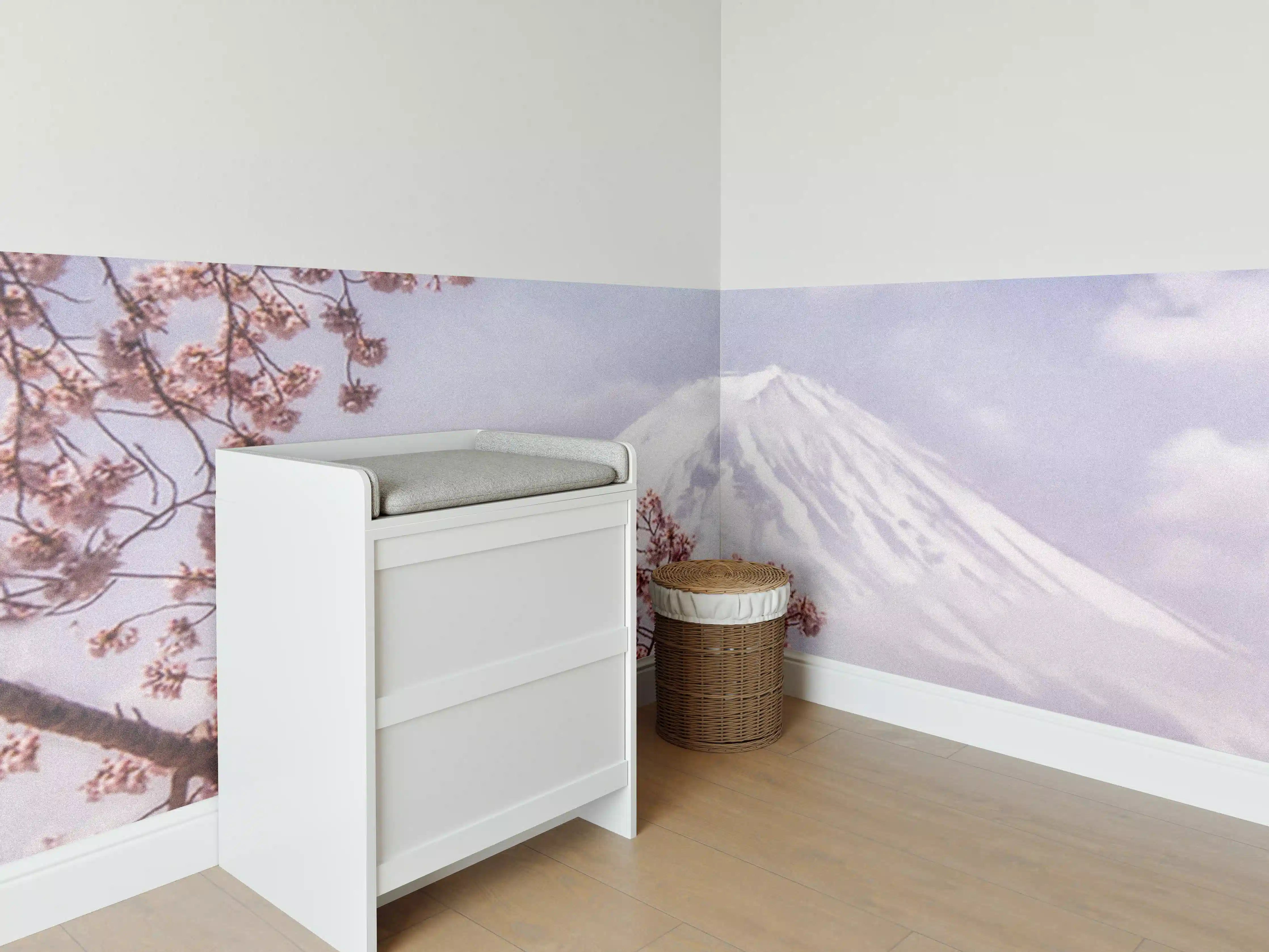 Babyzimmer Wandgestaltung - Großer Berg hinter Kirchblüten - Japan