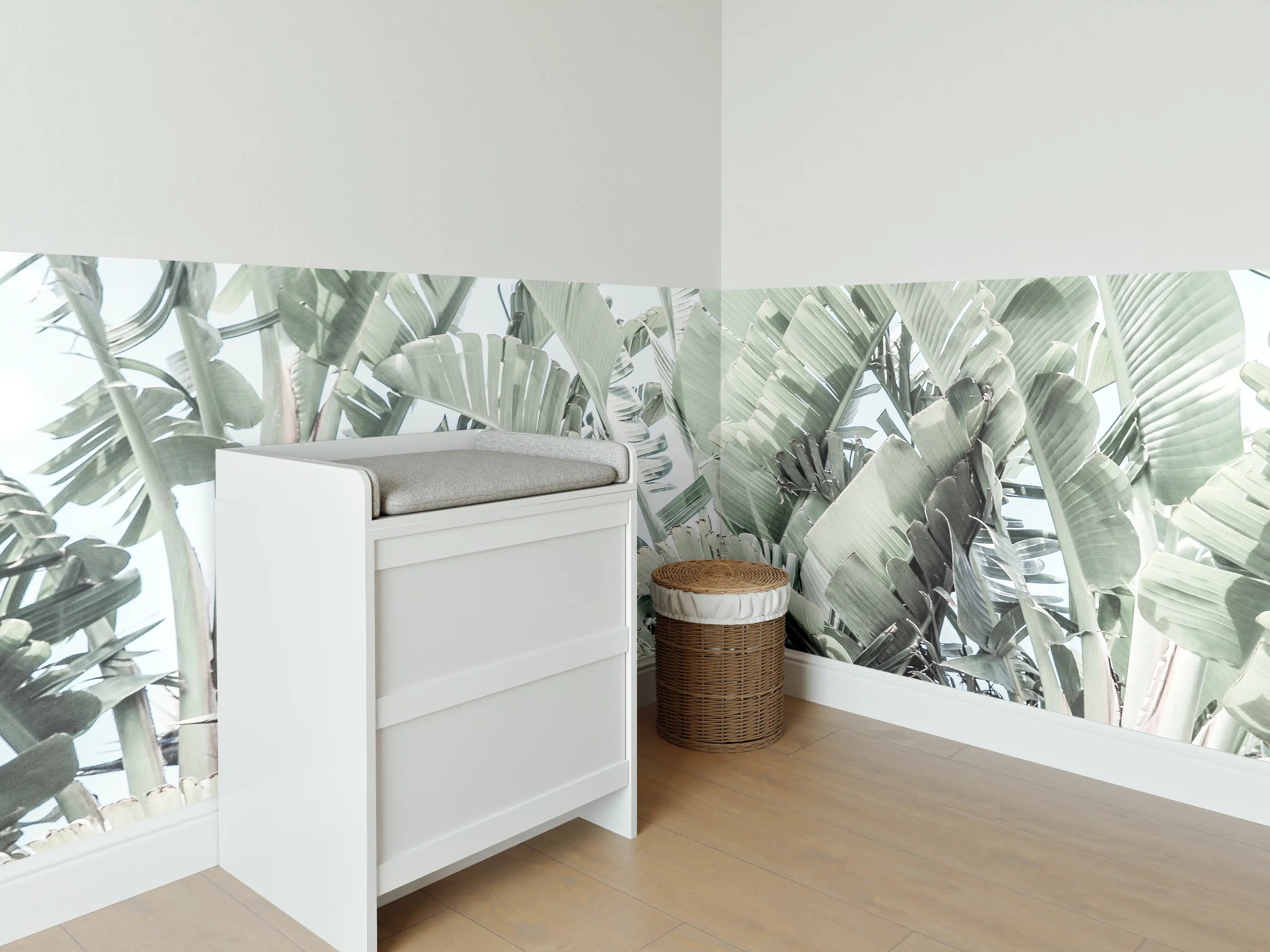 Babyzimmer Wandgestaltung - Grün-Weiße Palmenblätter