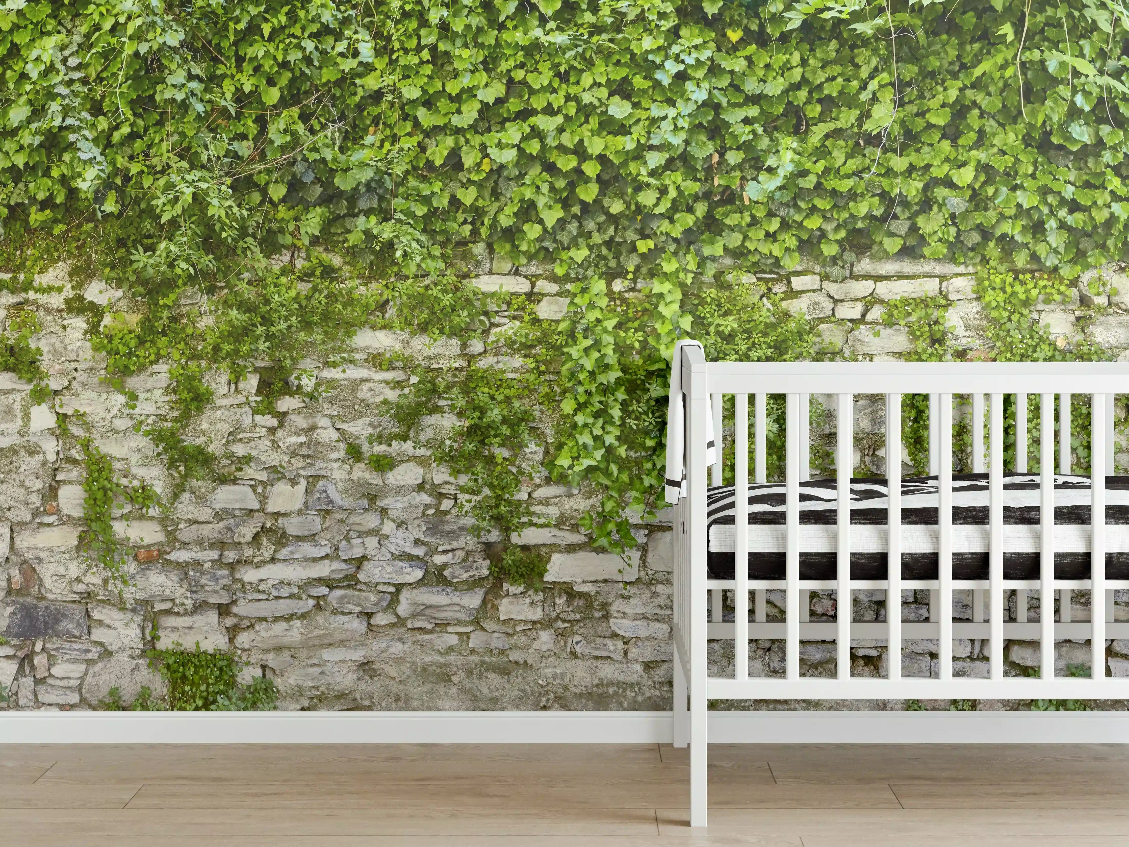 Babyzimmer Wandgestaltung - Grün überwucherte Burgmauer