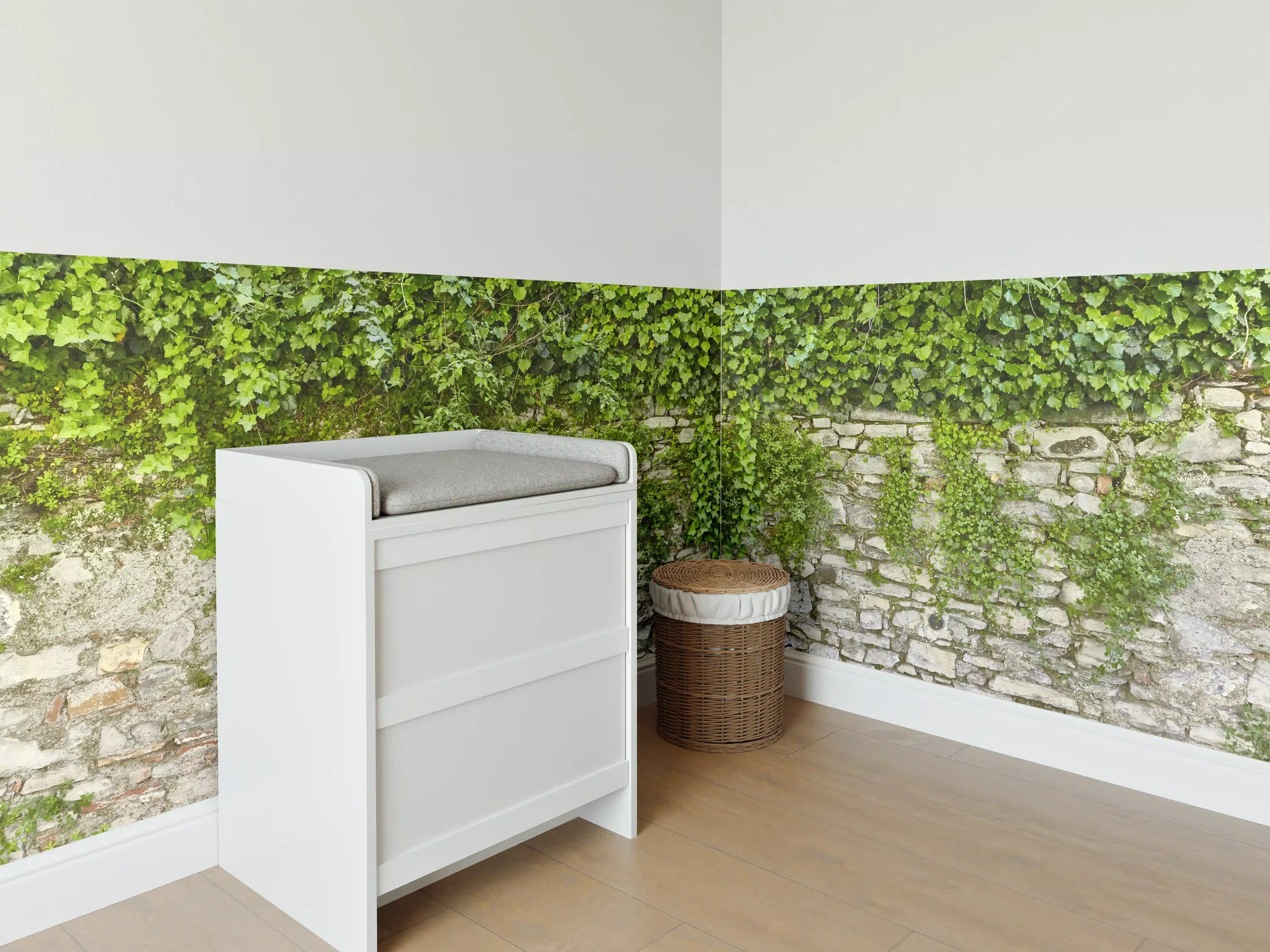 Babyzimmer Wandgestaltung - Grün überwucherte Burgmauer
