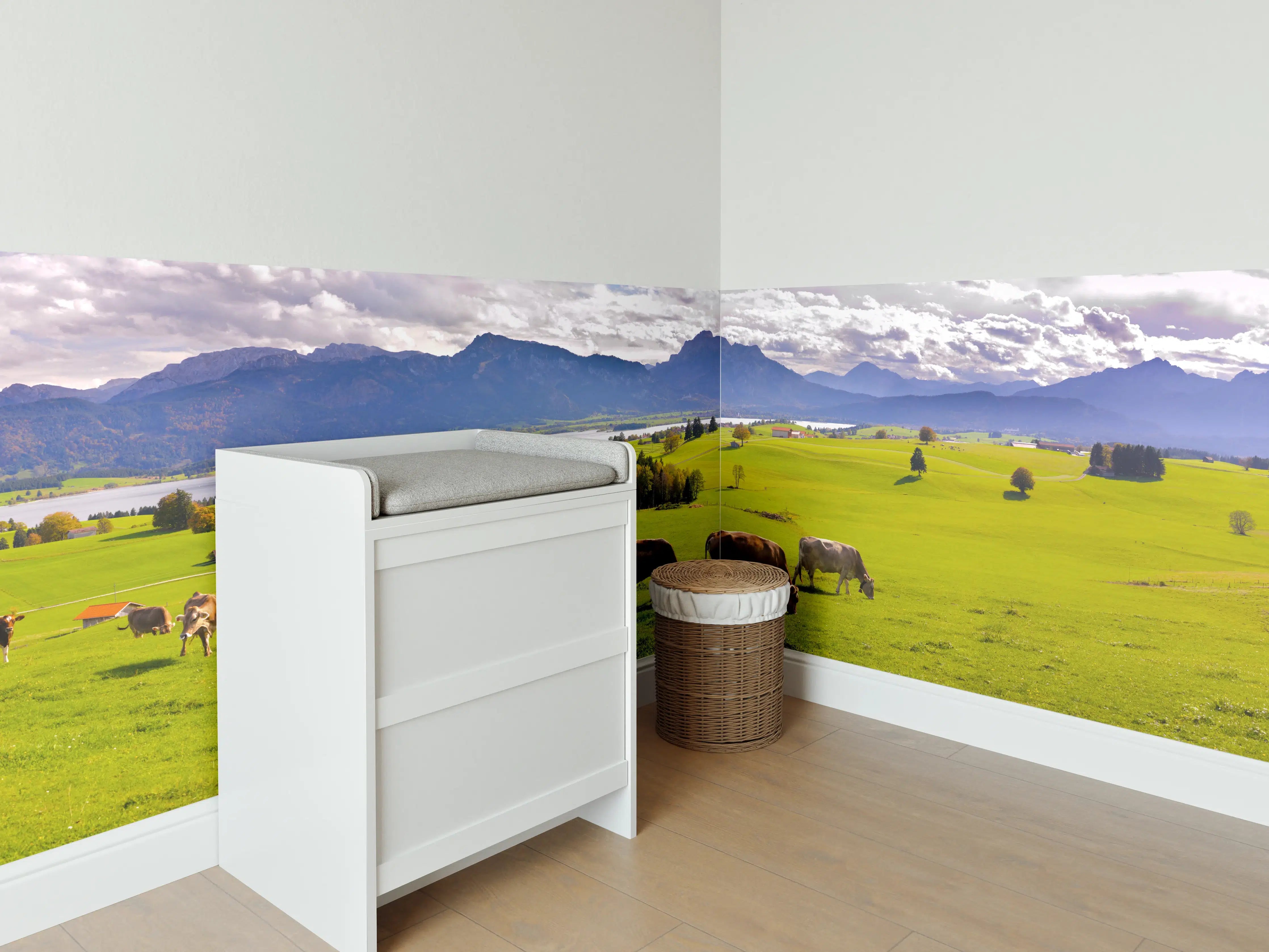 Babyzimmer Wandgestaltung - Grüne Bergwiese mit Kühen