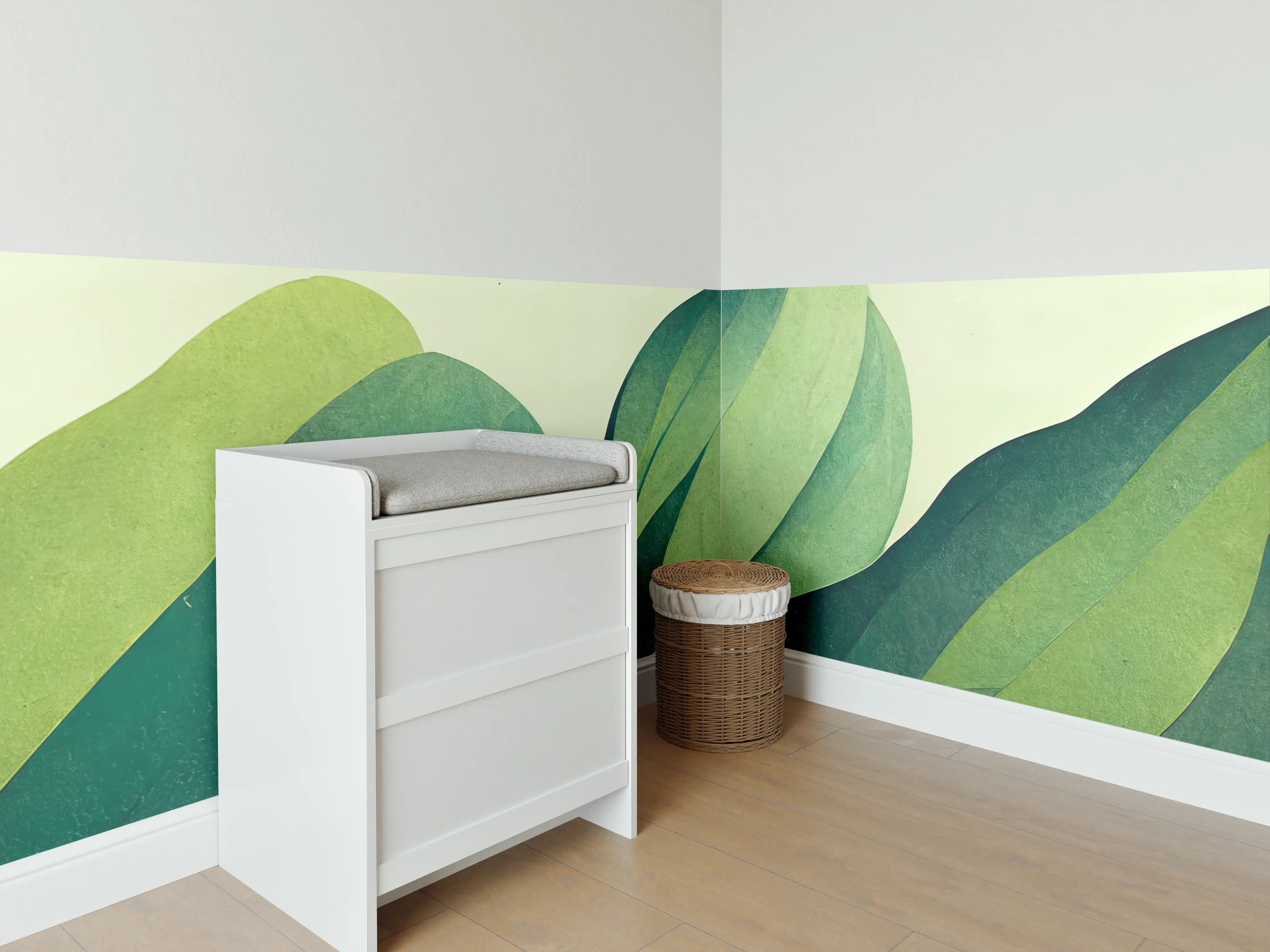Babyzimmer Wandgestaltung - Grüne Blätter in sanfter Farbpalette