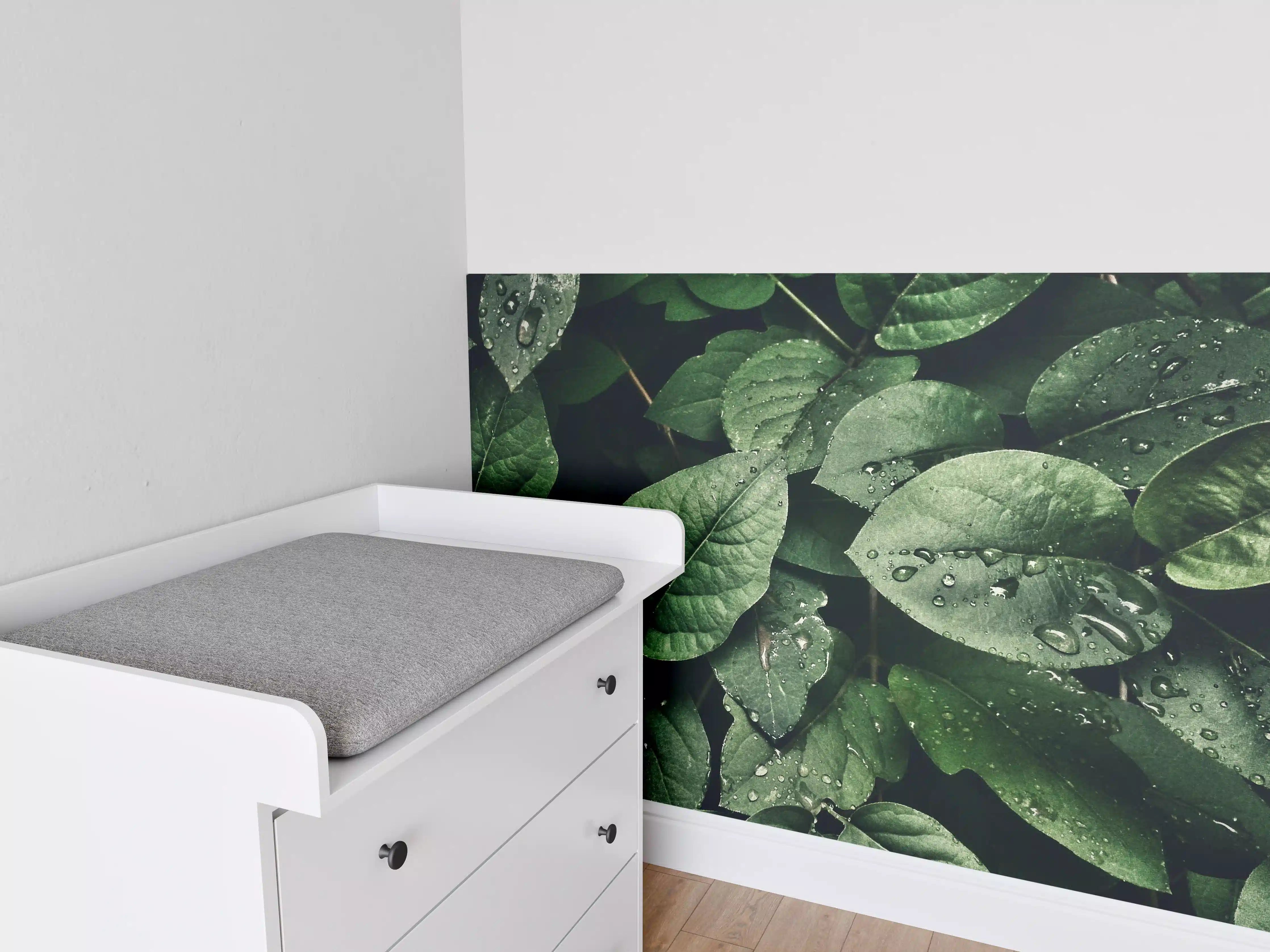 Babyzimmer Wandgestaltung - Grüne Blätter mit Wassertropfen