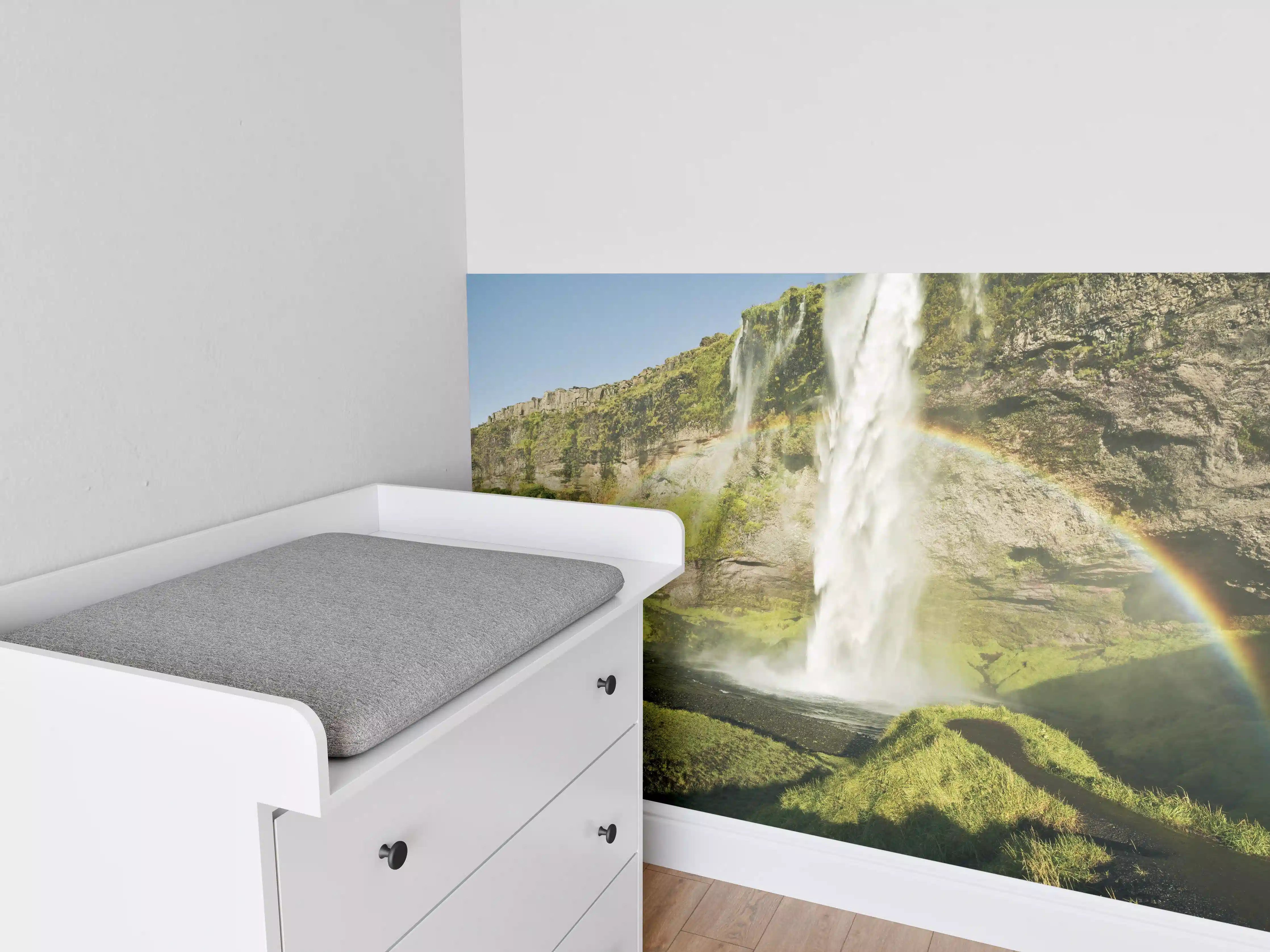 Babyzimmer Wandgestaltung - Grüne Wasserfall-Landschaft mit Regenbogen