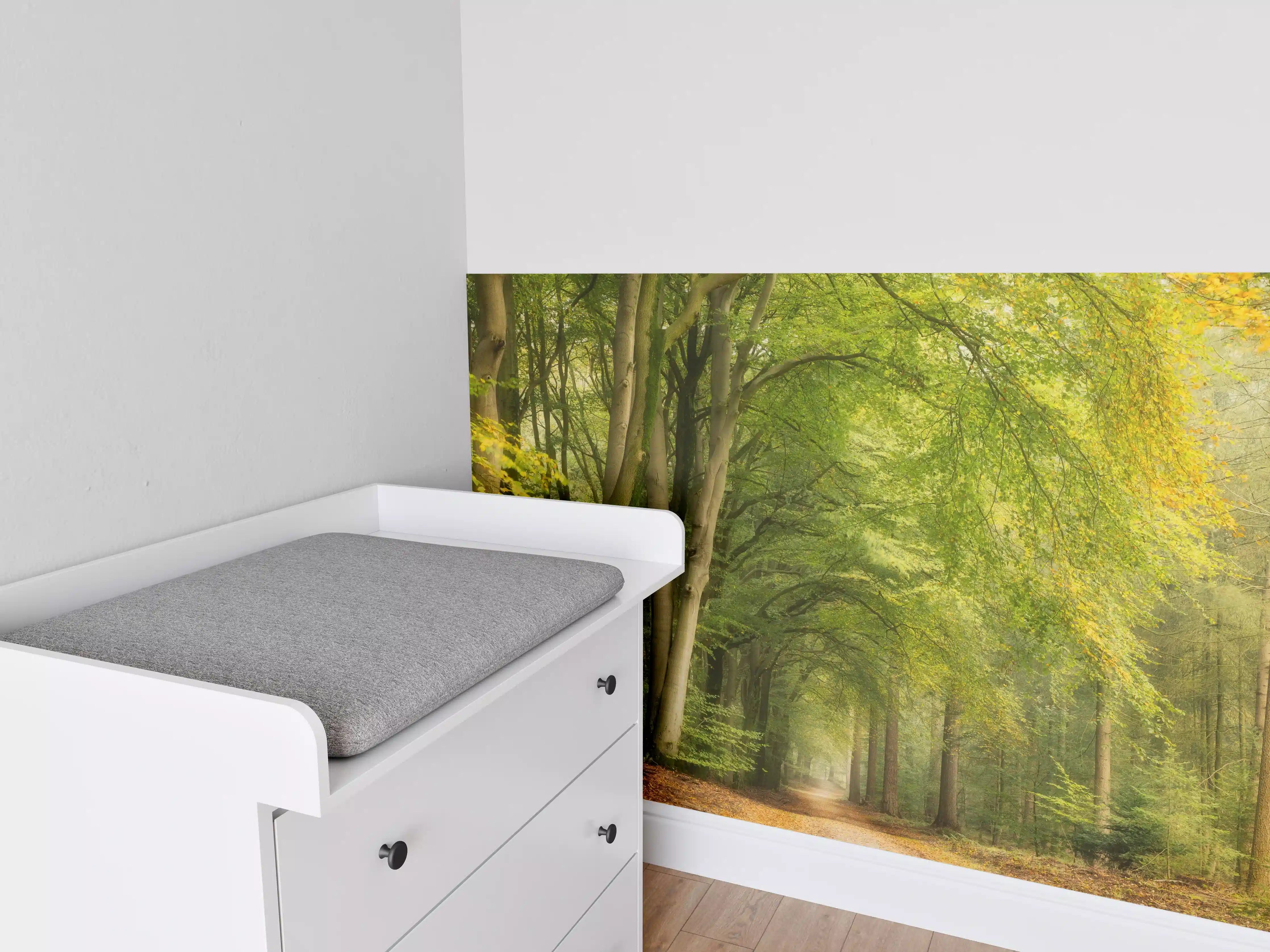 Babyzimmer Wandgestaltung - Grüner Waldweg im Sonnenlicht