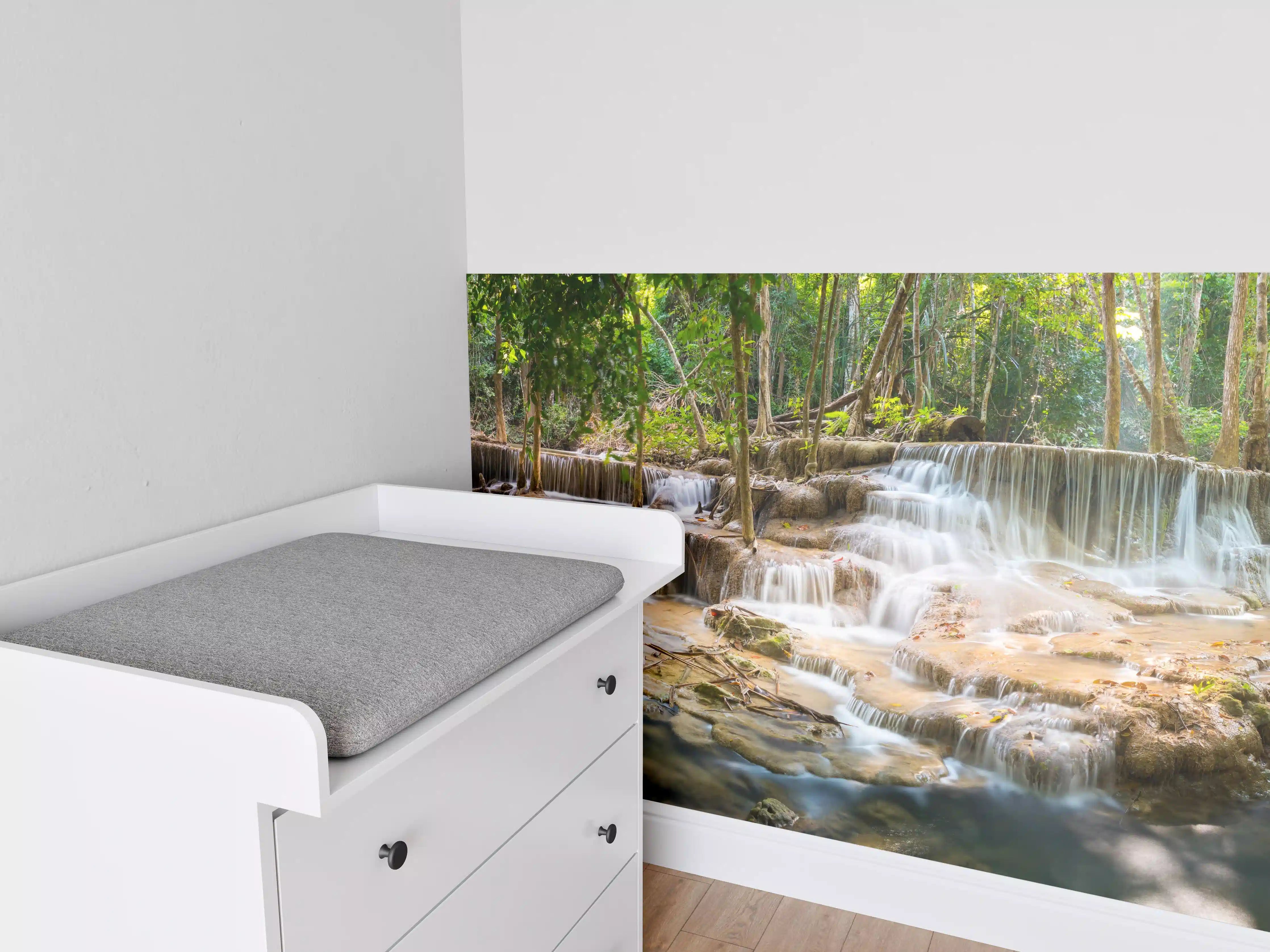 Babyzimmer Wandgestaltung - Grüner Wasserfall im Wald