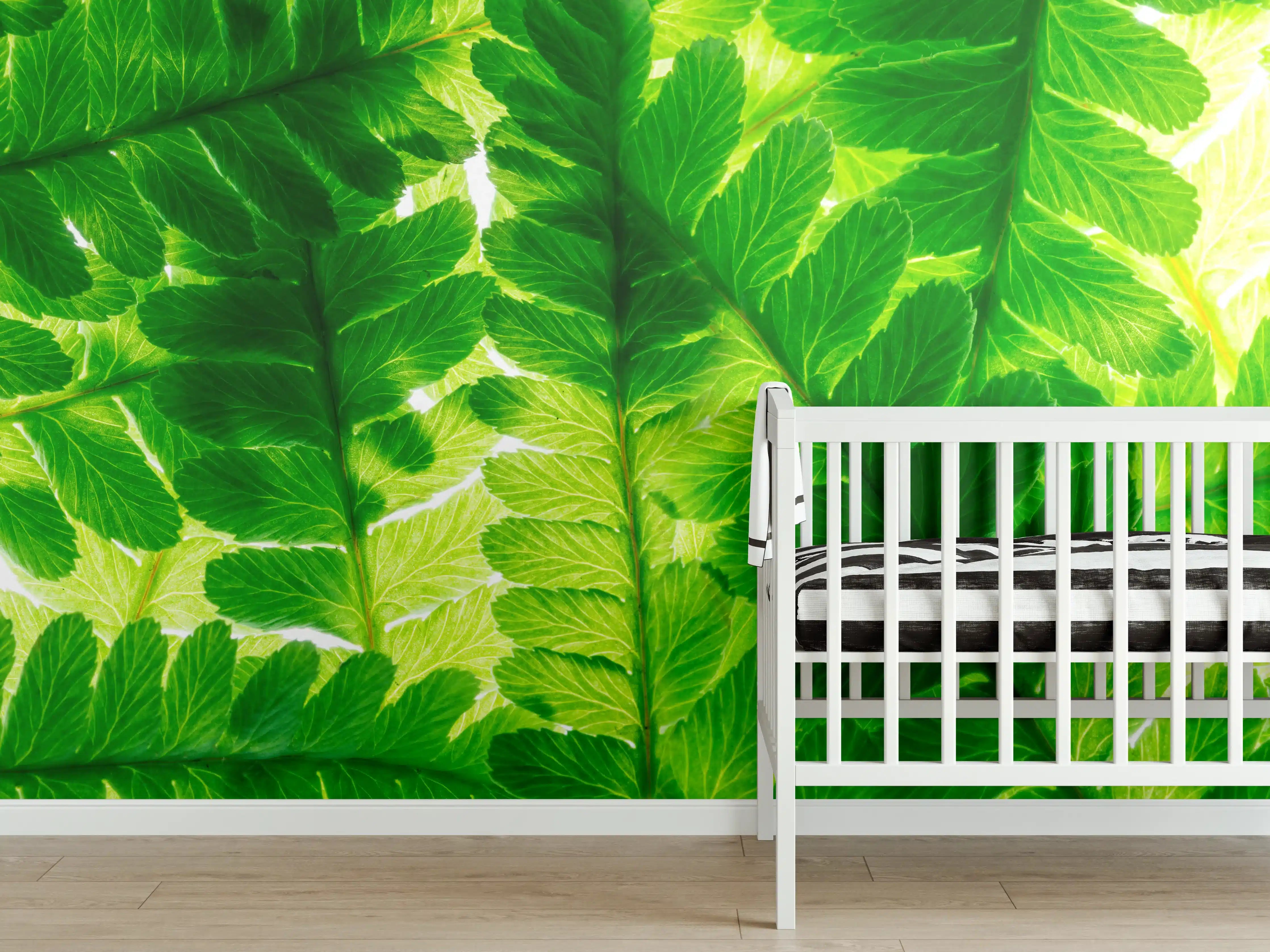 Babyzimmer Wandgestaltung - Grünes Blätterdach mit leuchtenden Akzenten