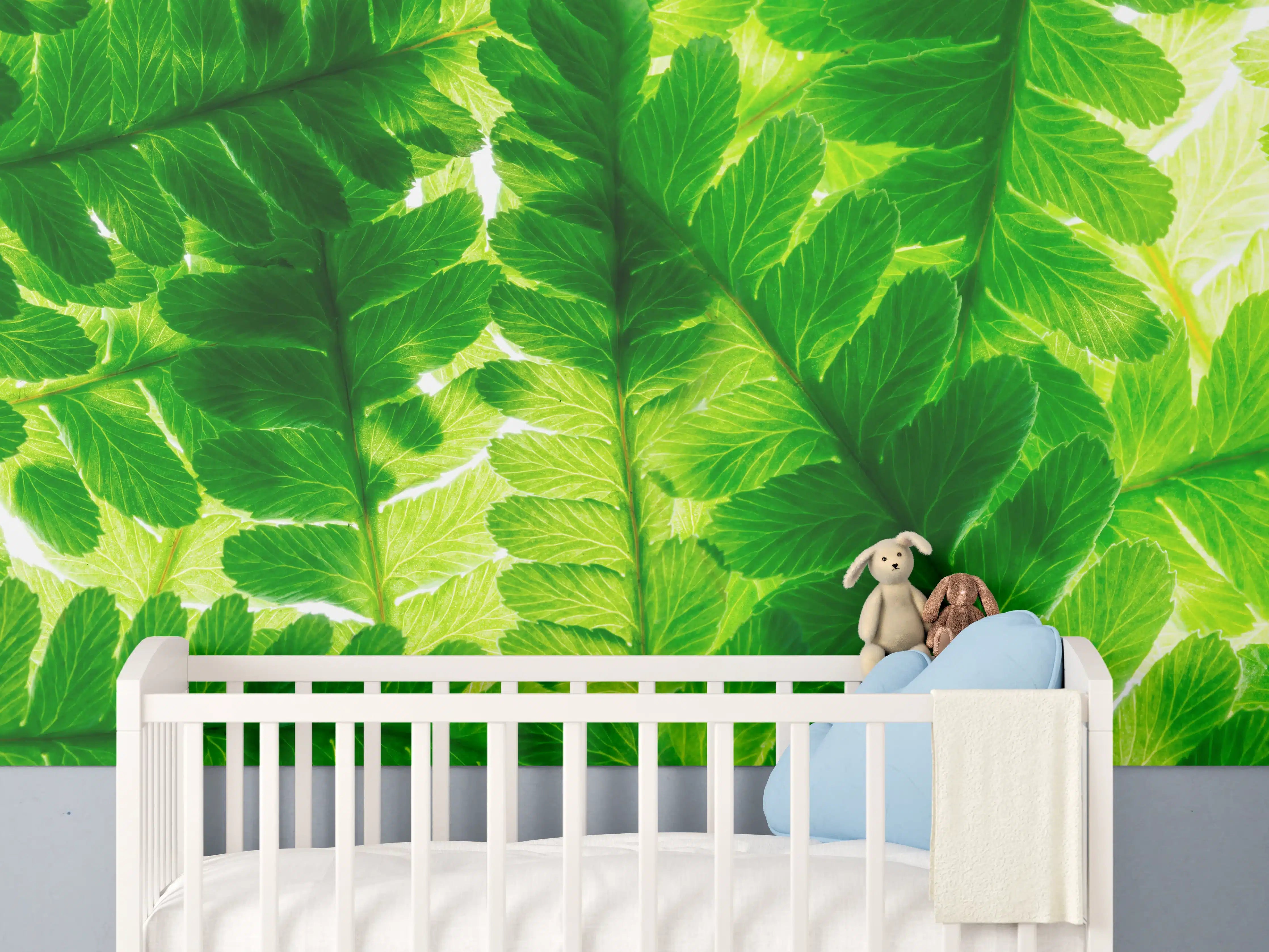 Babyzimmer Wandgestaltung - Grünes Blätterdach mit leuchtenden Akzenten