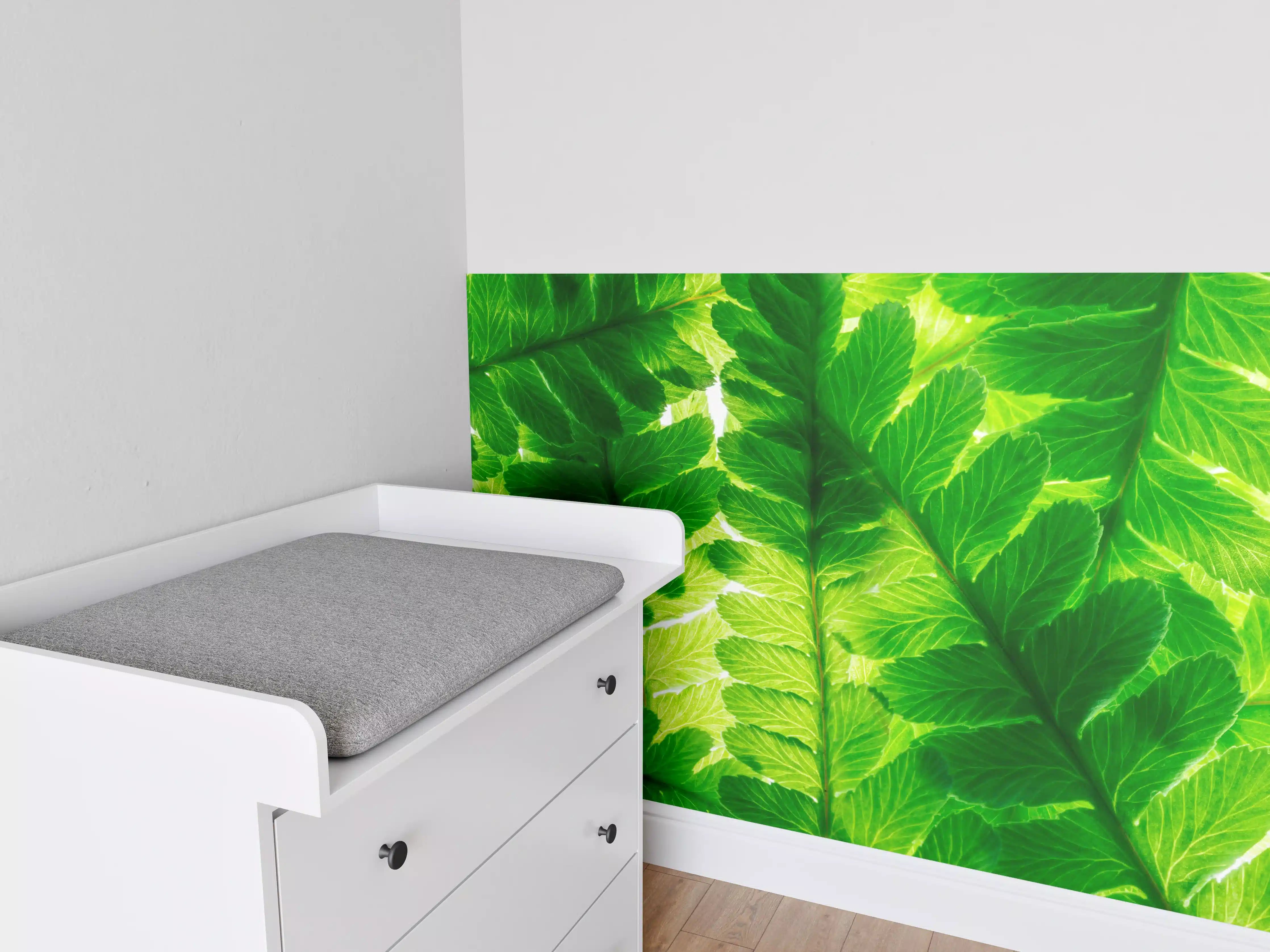 Babyzimmer Wandgestaltung - Grünes Blätterdach mit leuchtenden Akzenten