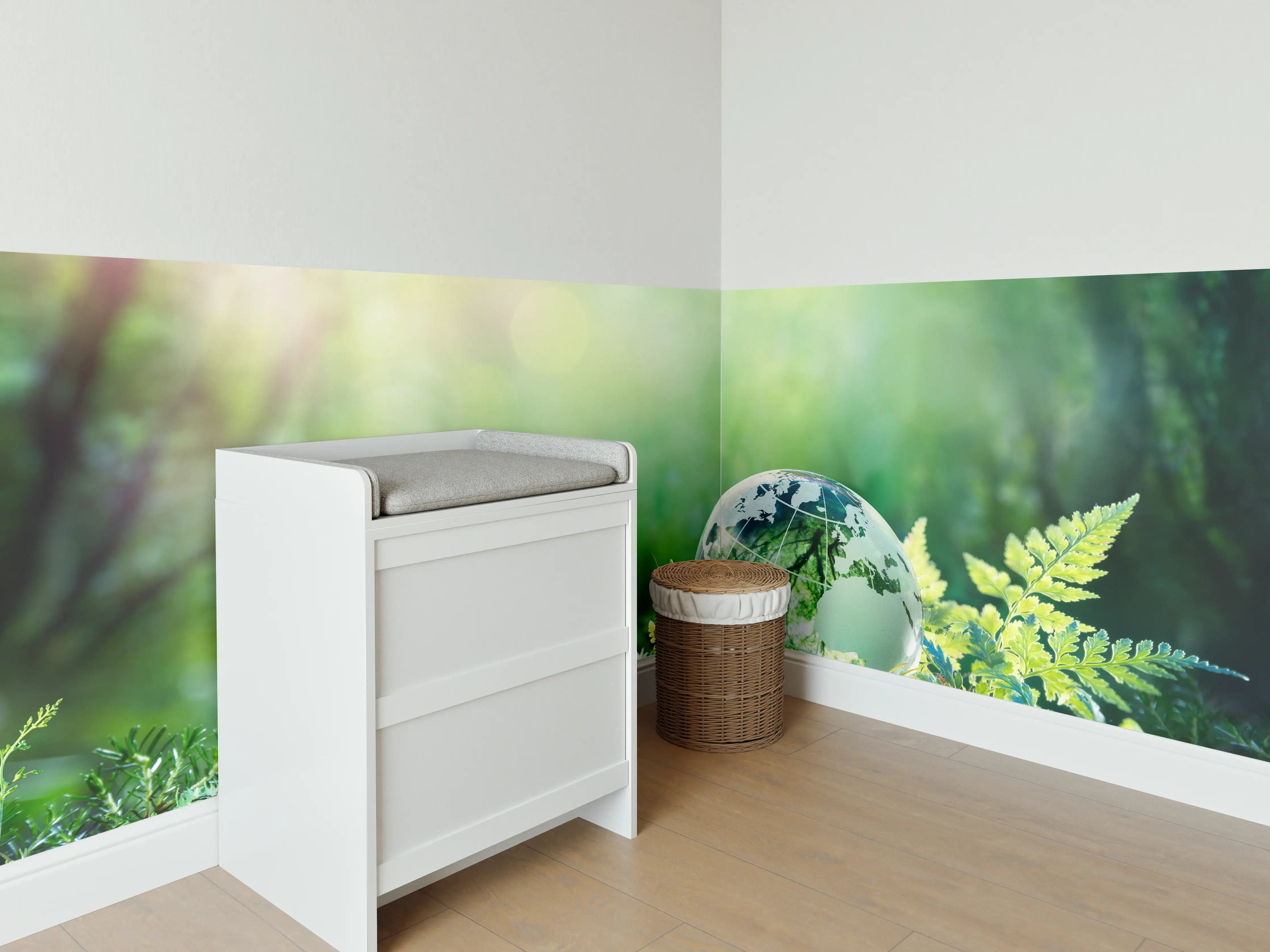 Babyzimmer Wandgestaltung - Grünlicher Globus im Wald