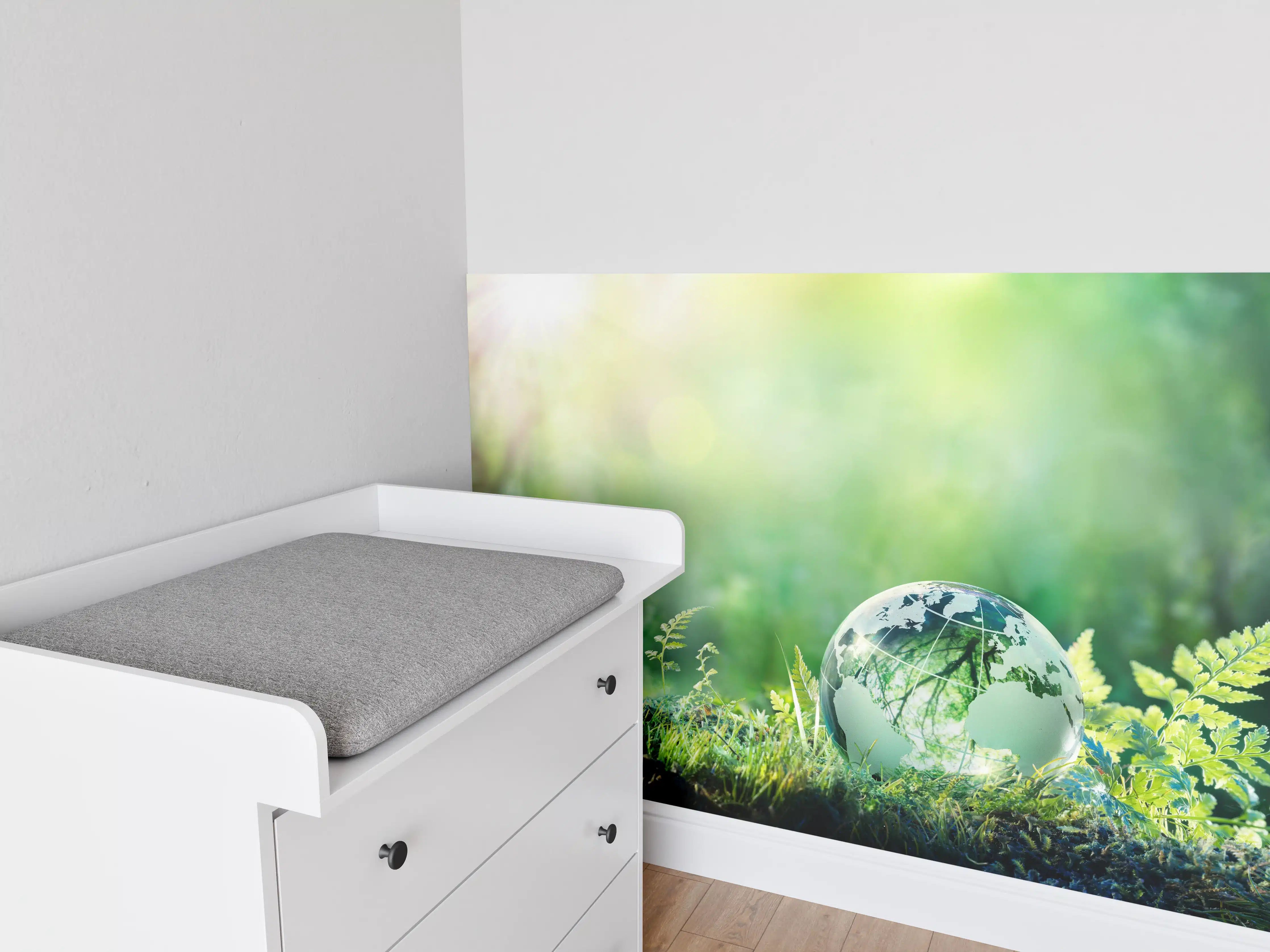 Babyzimmer Wandgestaltung - Grünlicher Globus im Wald