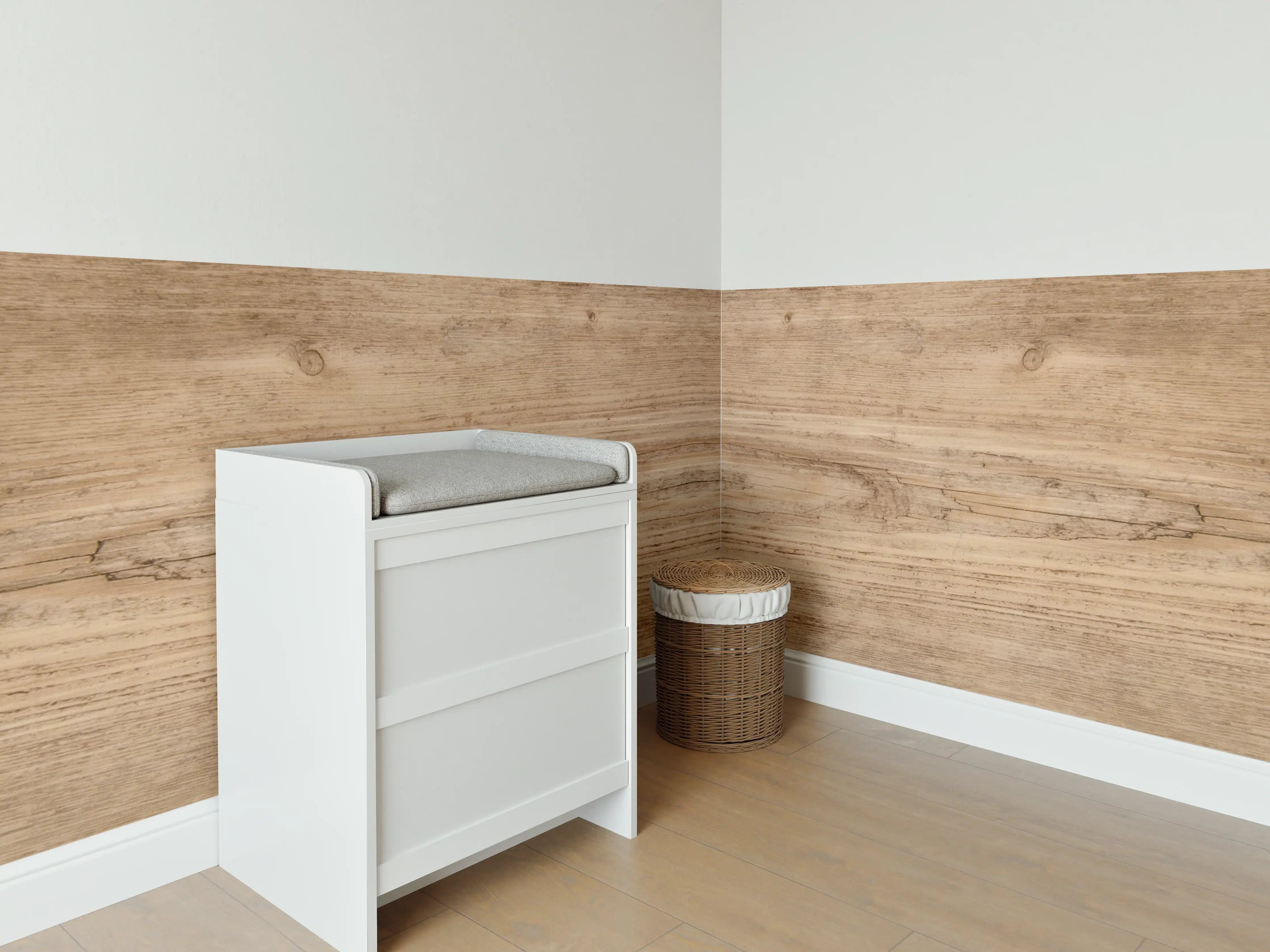 Babyzimmer Wandgestaltung - Hell-rustikale Holzplatte
