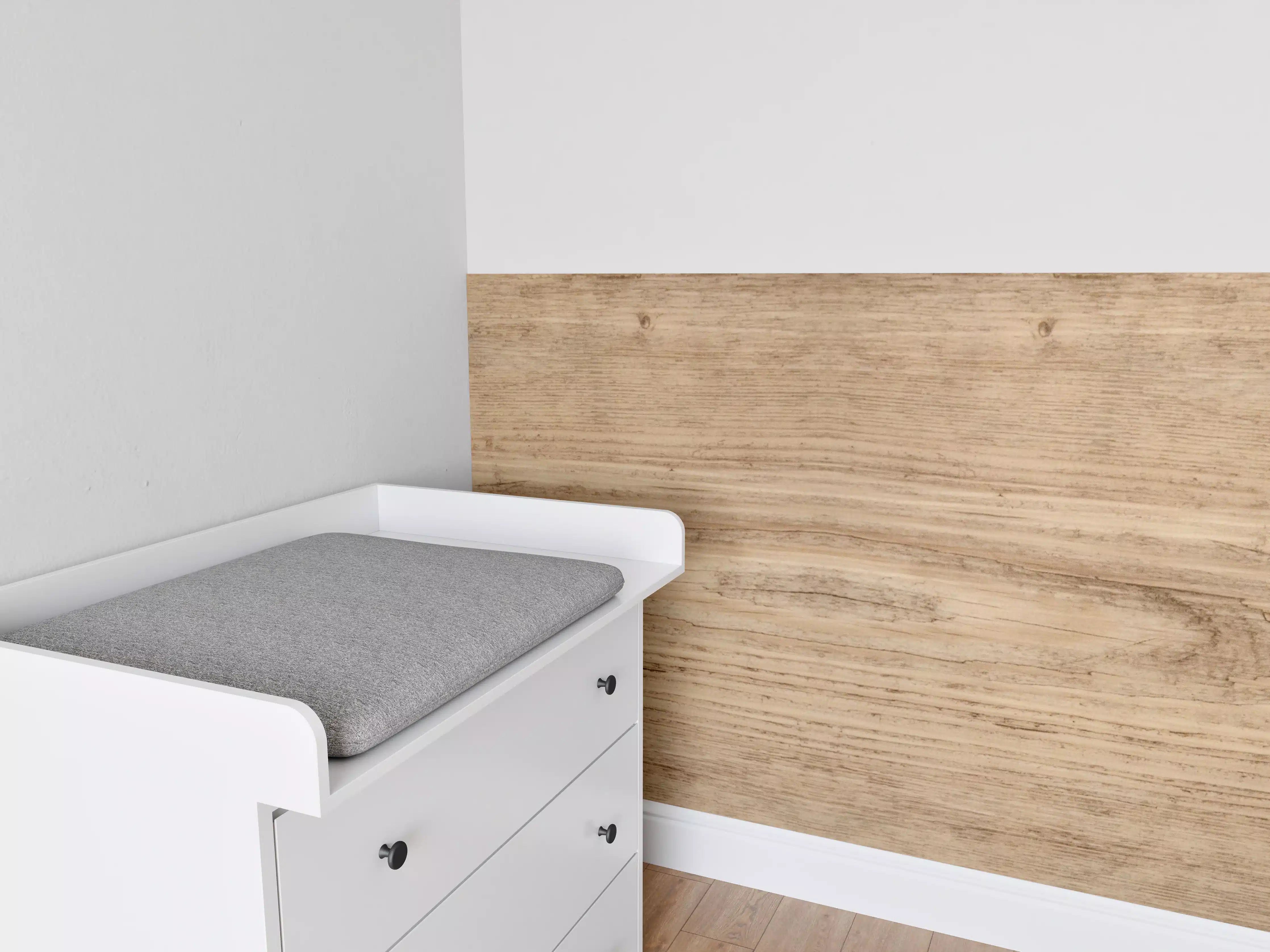 Babyzimmer Wandgestaltung - Hell-rustikale Holzplatte